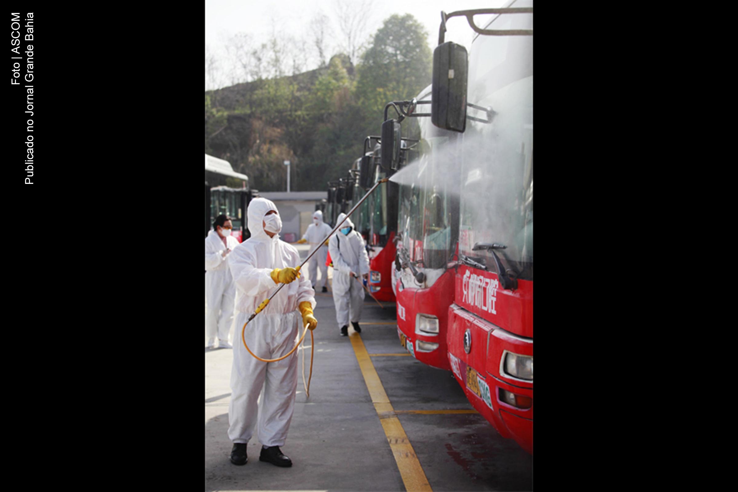 Técnicos desinfetam os ônibus em Yichang, província de Hubei, na China Central.