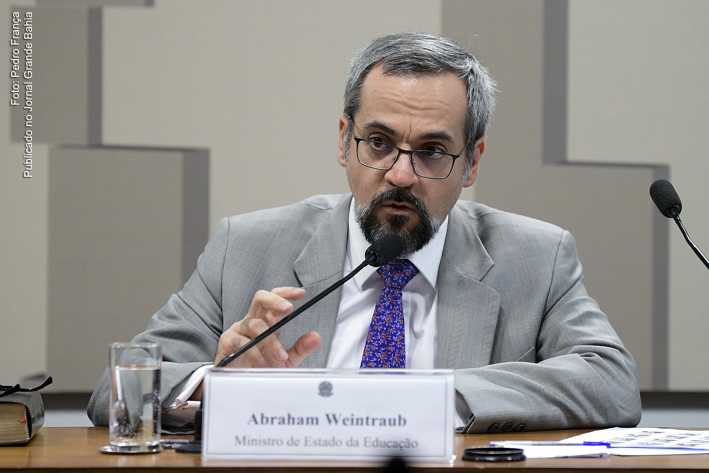 Durante reunião de 22 de abril de 2020 com o presidente Jair Bolsonaro, o ministro da Educação, Abraham Weintraub, disse que os ministros do STF deveriam ser presos.