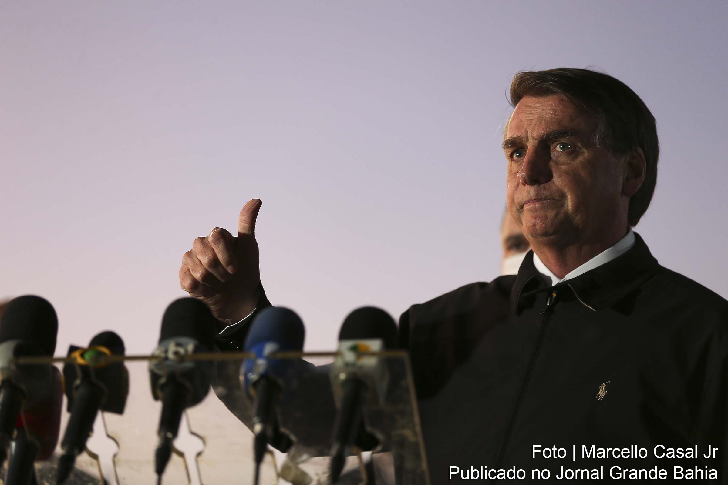 O presidente Jair Bolsonaro, cumprimenta populares e fala à imprensa no Palácio da Alvorada.