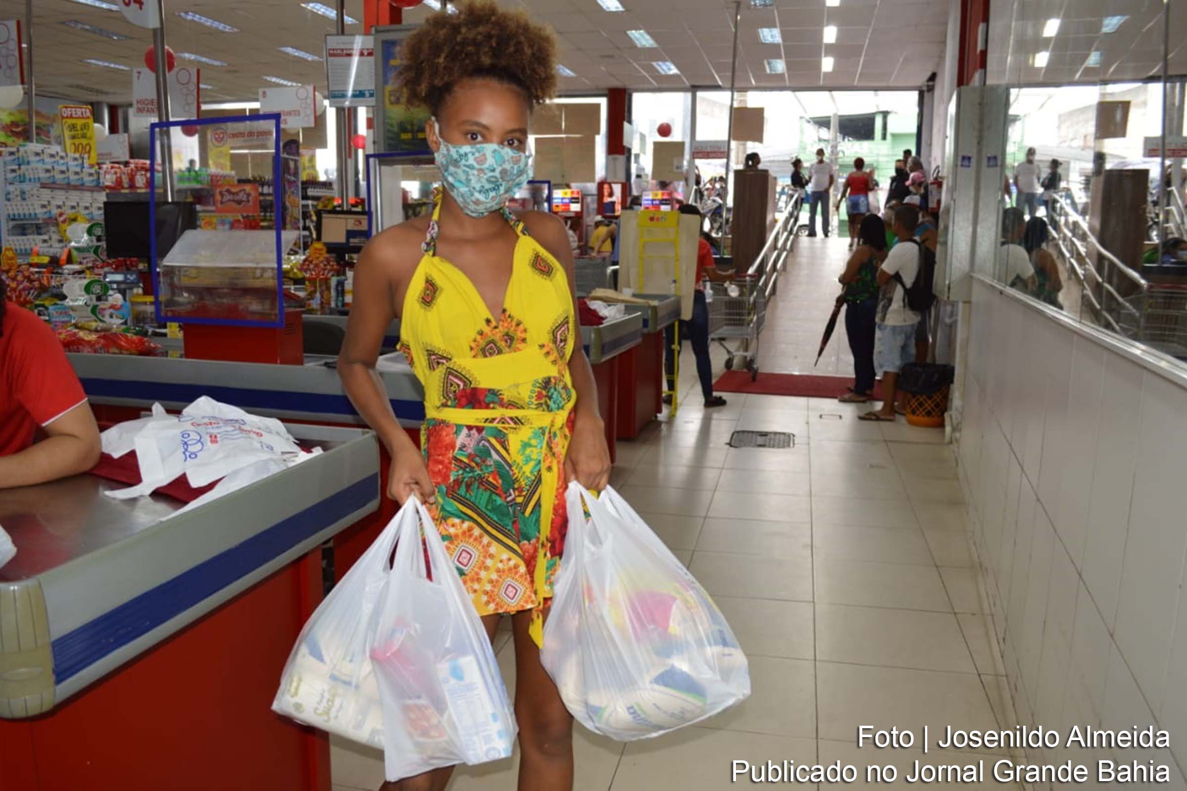 O vale-alimentação foi entregue a 229.613 estudantes em Salvador e mais 21 cidades do interior que têm as redes Assaí e Cesta do Povo com lojas credenciadas.
