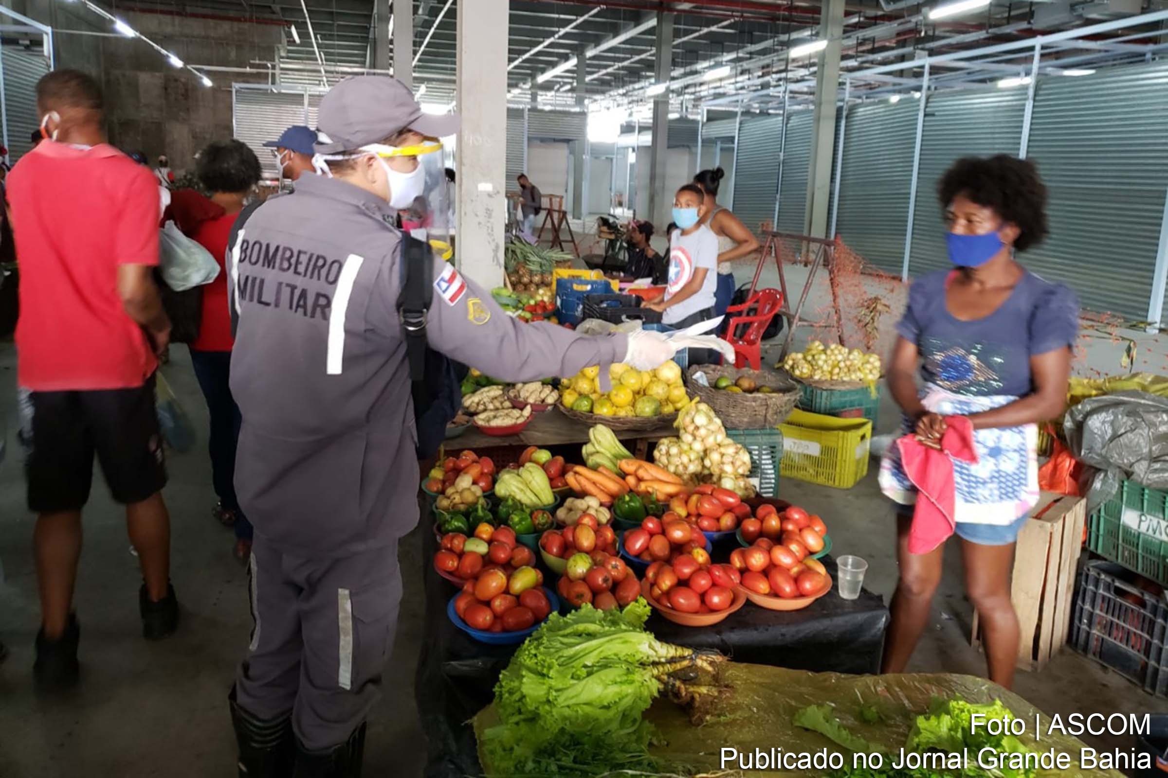 Corpo de Bombeiros Militar da Bahia realizou a distribuição de 10 mil máscaras de tecido reutilizáveis e 6 mil litros de álcool a 70% para comerciantes do Centro de Abastecimento de Feira de Santana.
