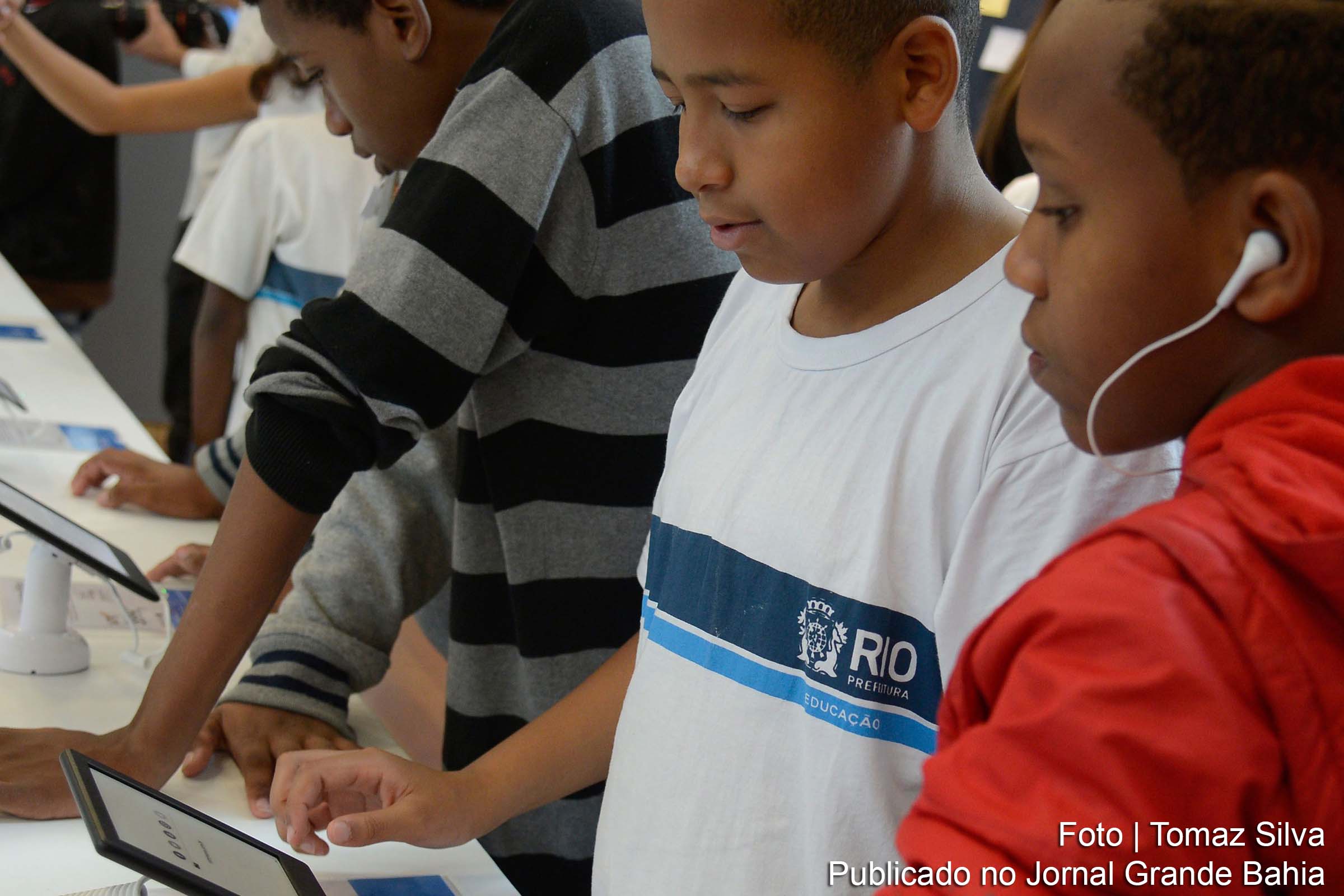 A pesquisa mostra que, entre aqueles que não têm acesso à internet em casa, alguns conseguem acessar a rede em outros locais, como escolas, telecentros ou outros espaços.