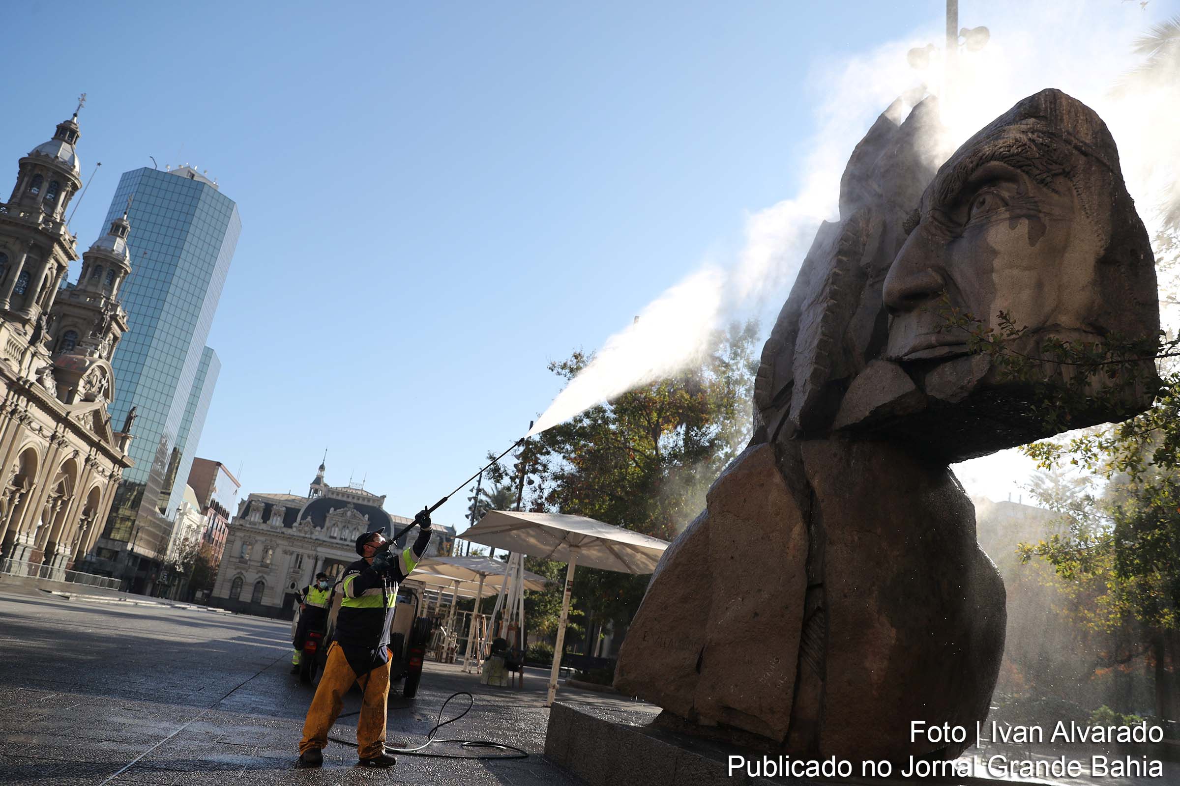 Após protestos, equipes realizam limpeza de monumentos em Santiago.