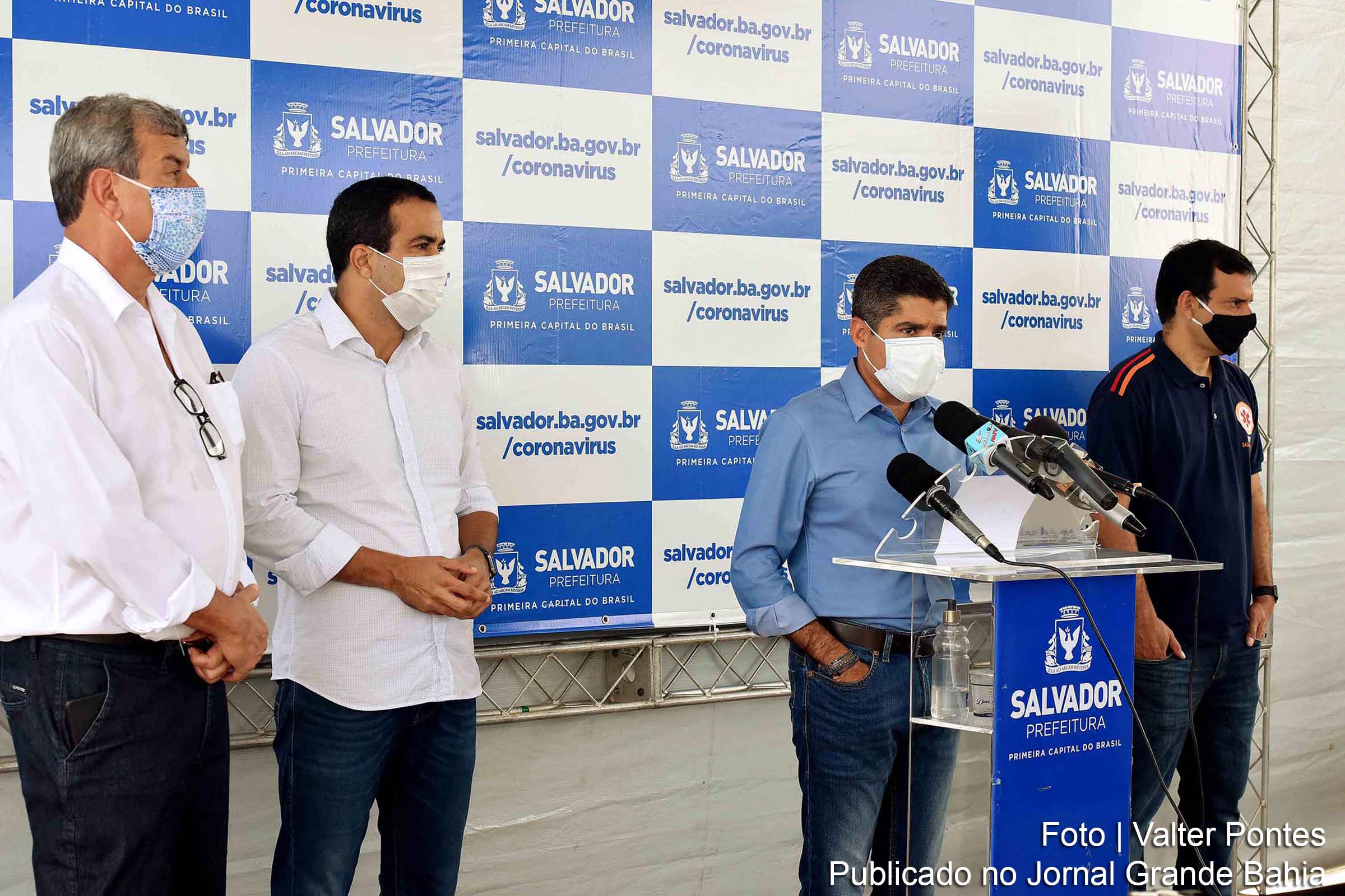 Colbert Martins Filho, Bruno Reis e ACM Neto durante visita às instalações do Hospital de Campanha de Salvador.