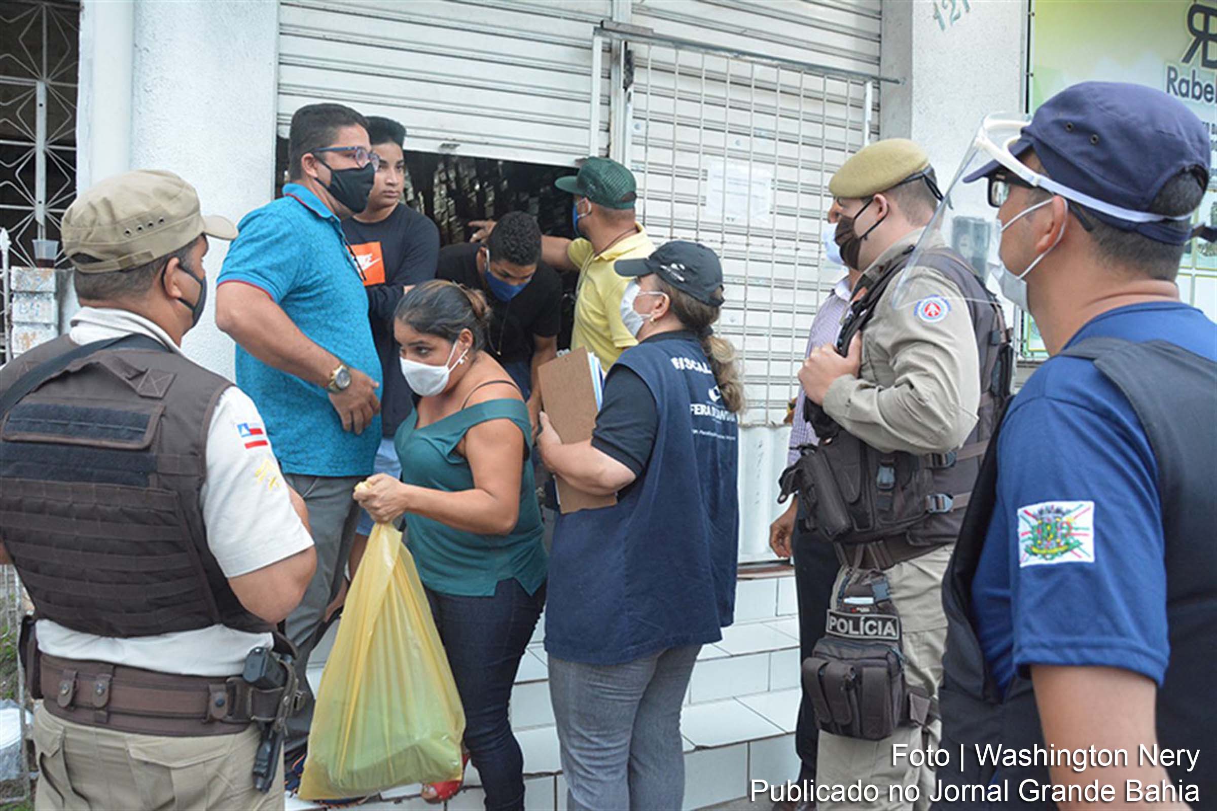Uma distribuidora de calçados foi flagrada em funcionamento, lotada de clientes e funcionários, pela Fiscalização Preventiva Integrada.