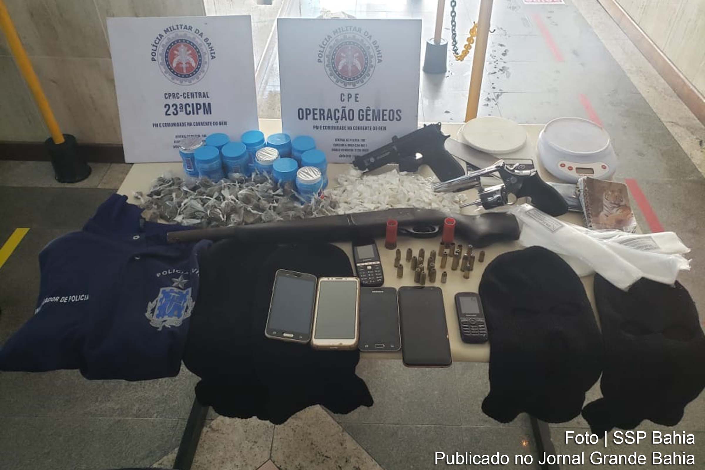 Foram apreendidos espingarda calibre 12, uma réplica de pistola, uma faca, drogas, munições e uma camisa de investigador da Polícia Civil.