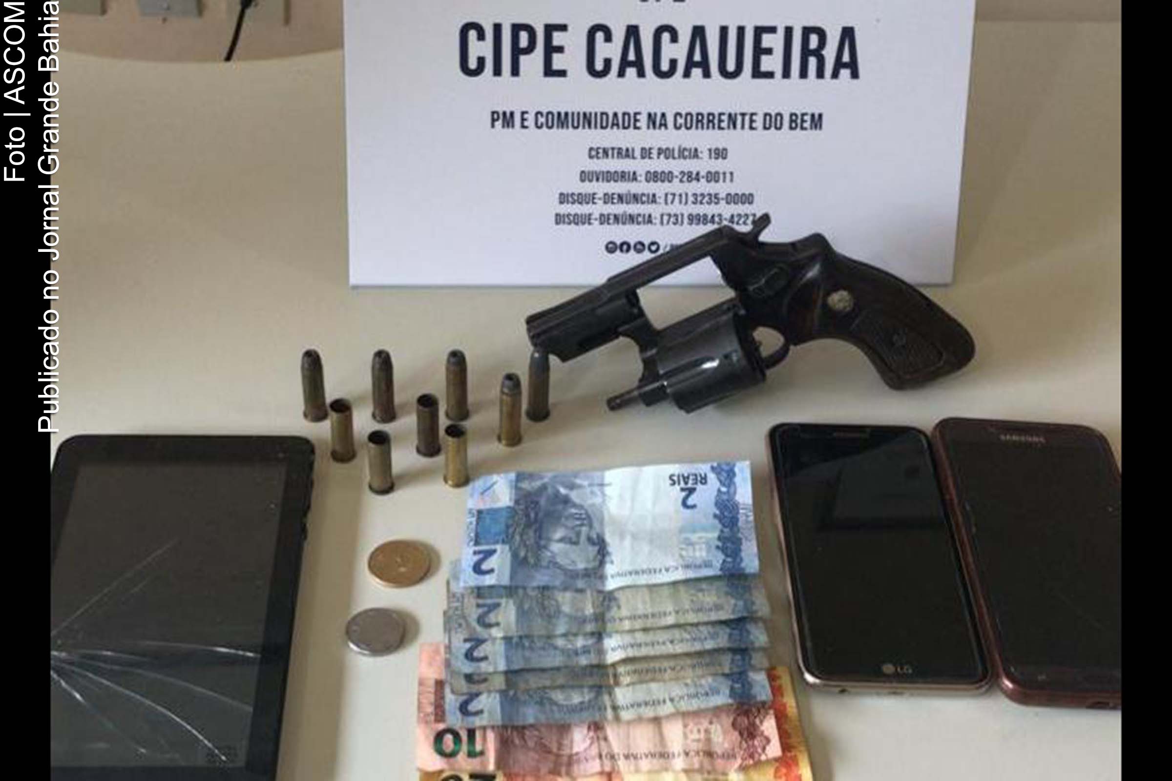 Policiais apreenderam revólver calibre 38, munições, tabletes de maconha e celulares.