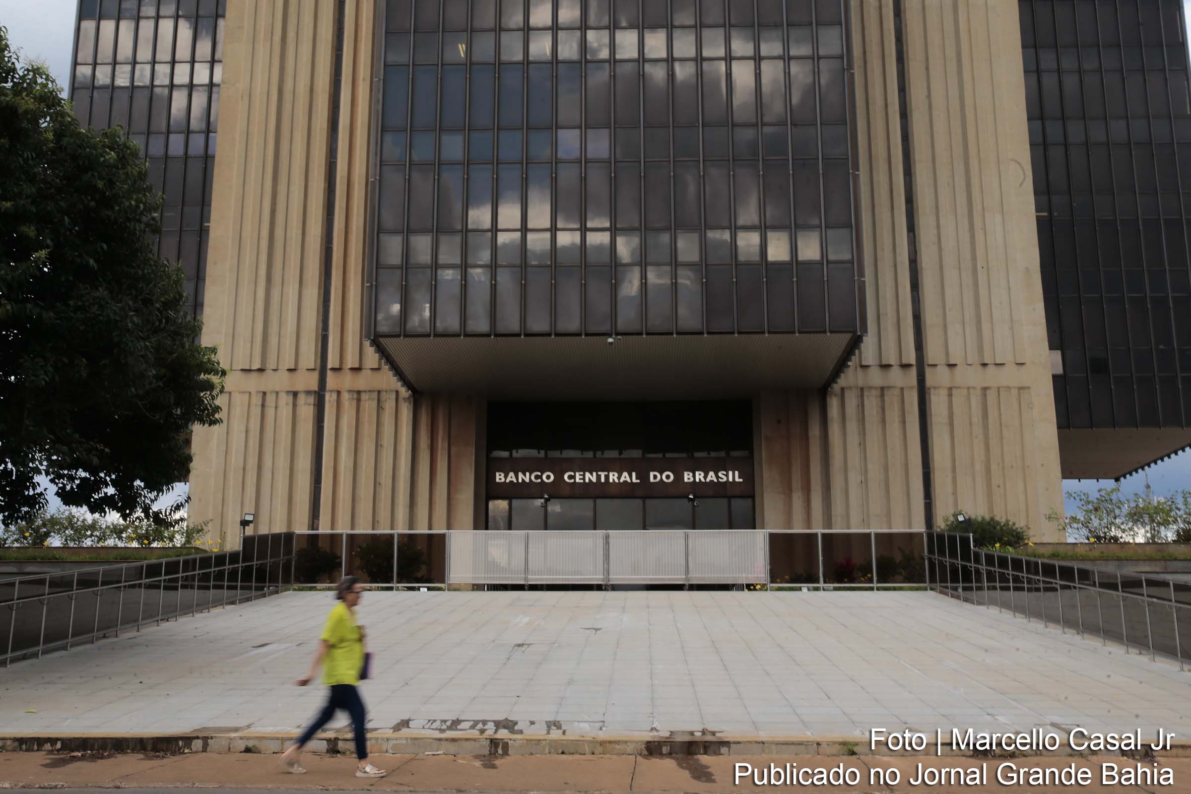 Empresas e famílias conseguiram pegar emprestados R$ 295,5 bilhões dos bancos em abril de 2020, diz BC.