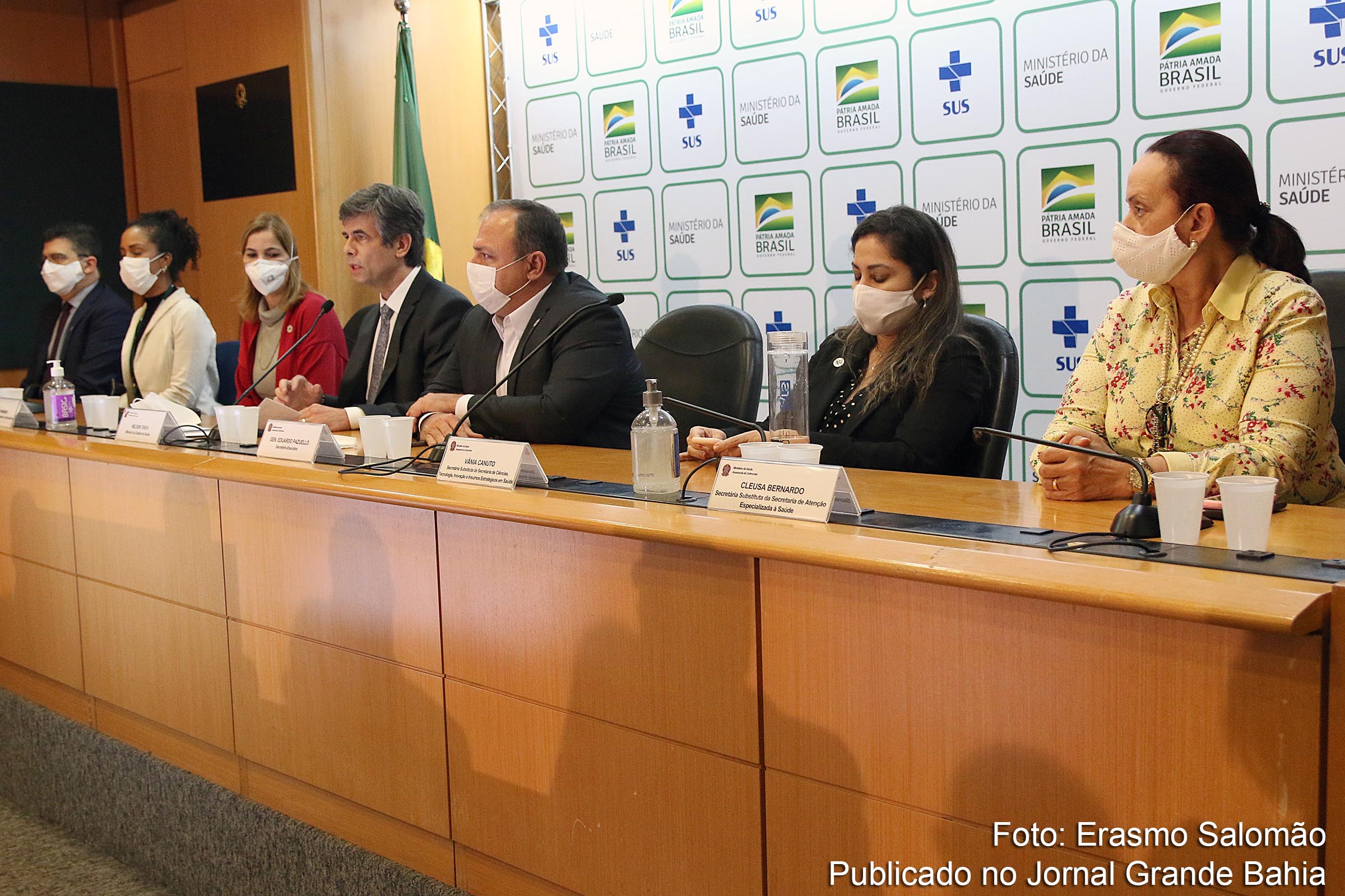 Nelson Teich renunciou ao cargo de ministro da Saúde na sexta-feira (15/05/2020) devido a divergências com o presidente brasileiro, Jair Bolsonaro, sobre a gestão da crise do coronavírus.