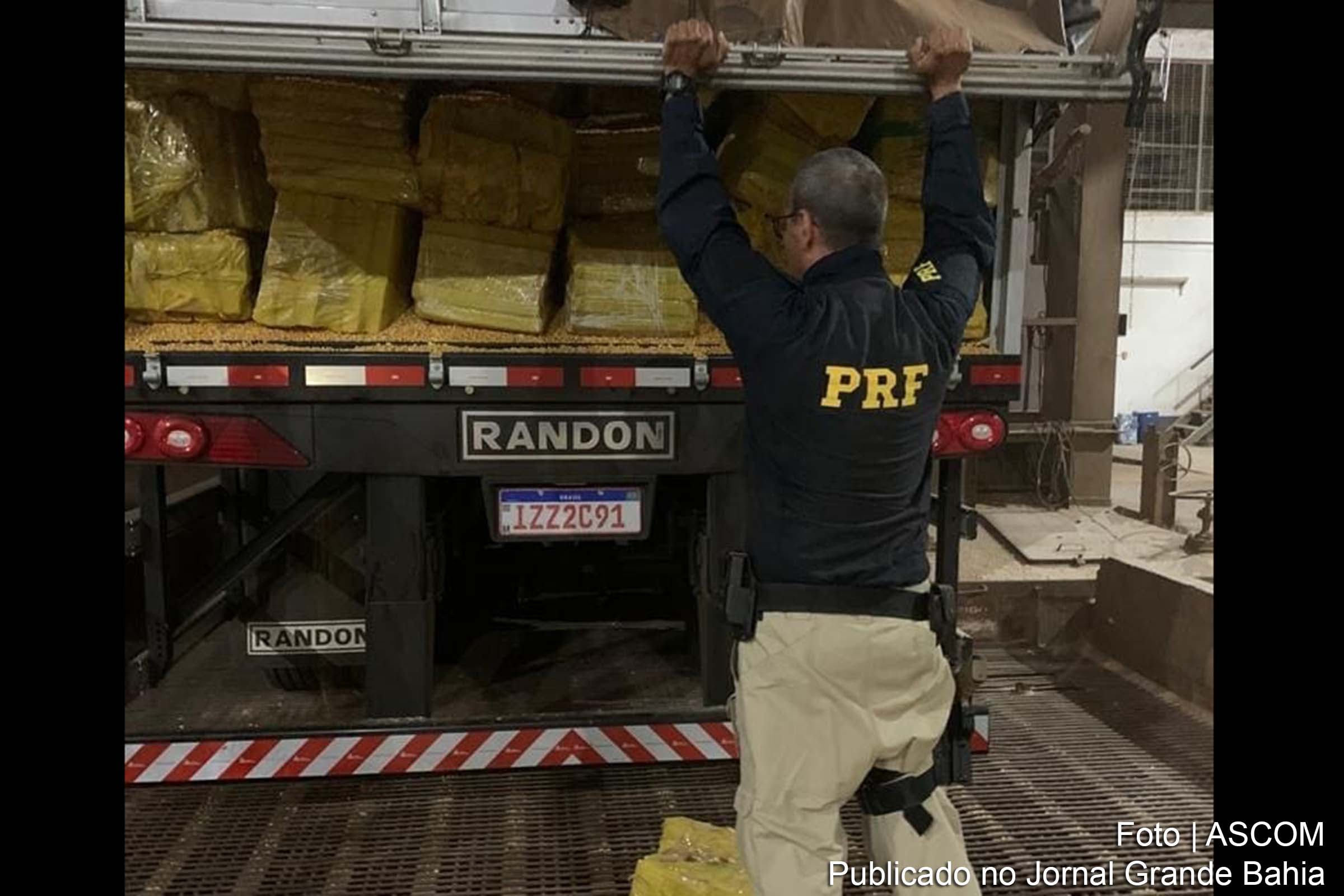 Agentes da PF e da PRF apreenderam em Mato Grosso do Sul um caminhão que transportava cerca de 28 toneladas de maconha.