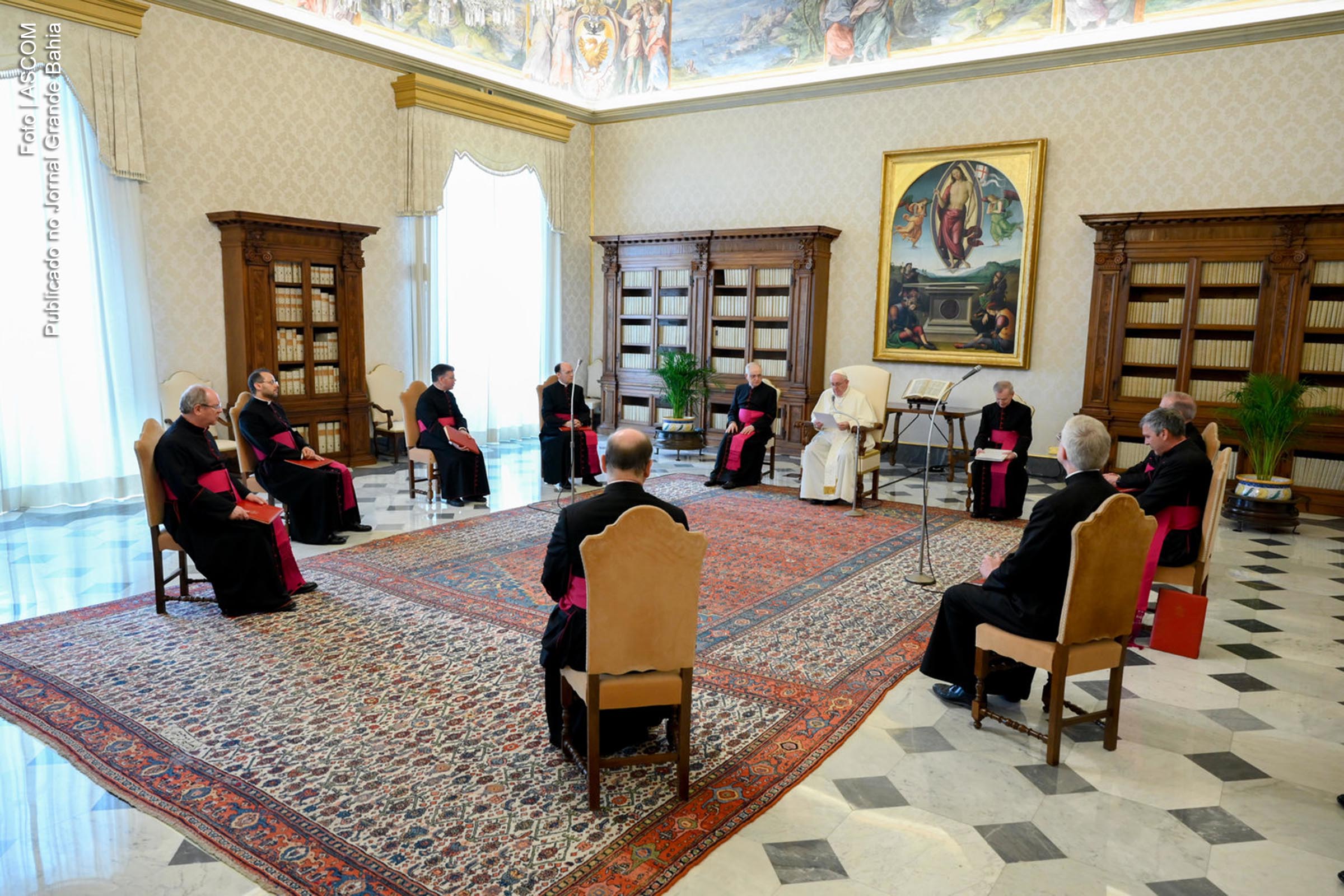 O Papa Francisco lidera sua audiência geral na biblioteca do Palácio Apostólico no Vaticano, em 13 de maio de 2020. O papa cumprimentou os falantes de português durante a audiência ao vivo, comemorando o 103º aniversário da primeira aparição mariana em Fátima, Portugal
