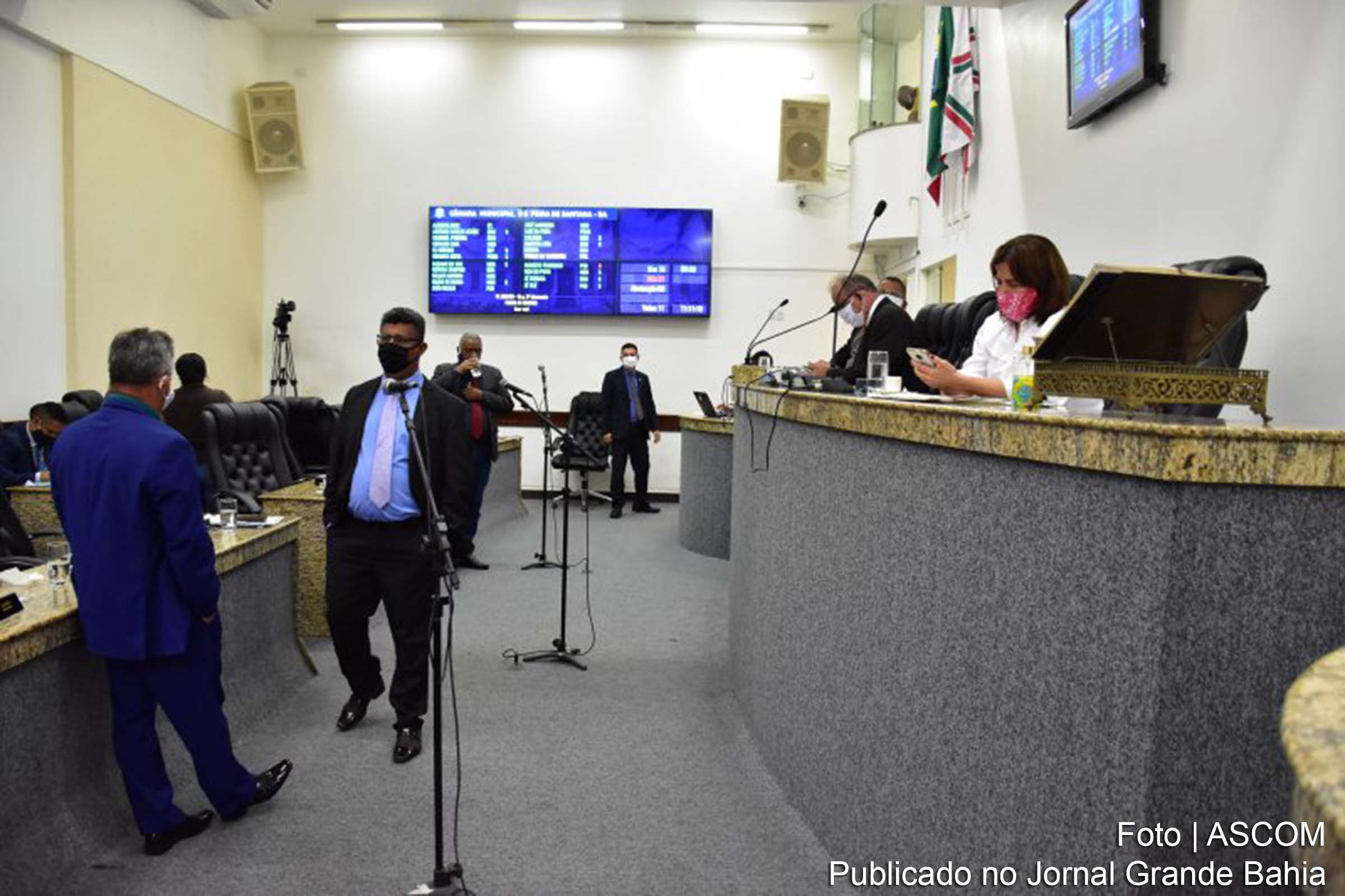 Projeto de Lei de nº 033/2020, de autoria do Poder Executivo, que dispõe sobre a alteração da contribuição previdenciária dos servidores municipais é aprovado.