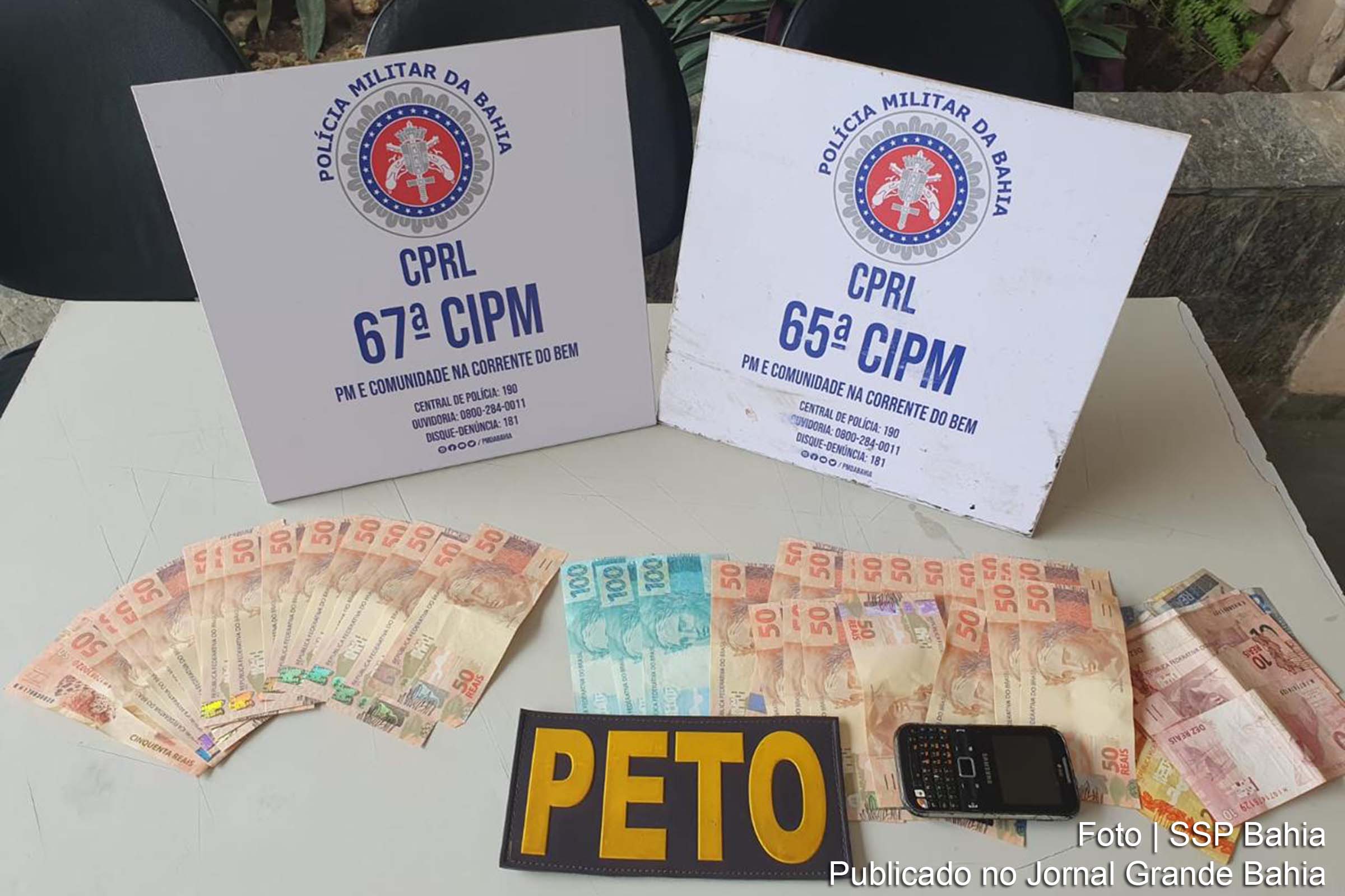 Policiais apreenderam R$ 2,5 mil em cédulas falsificadas.