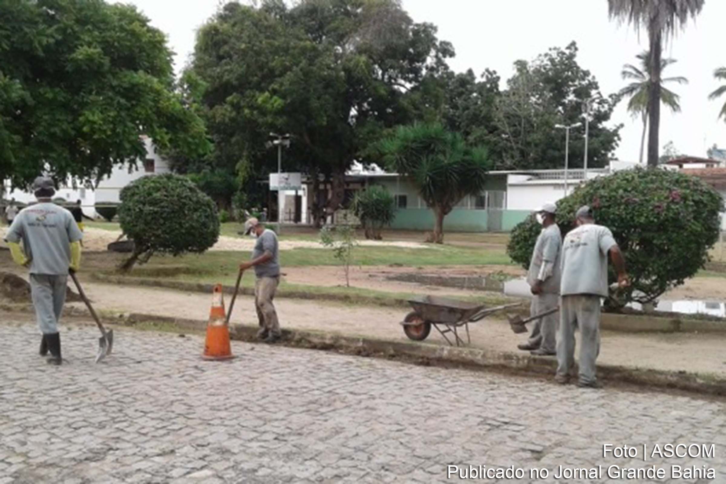 Prefeitura de Feira de Santana inicia serviço de limpeza e desobstrução de bocas de lobo no Morada das Árvores.