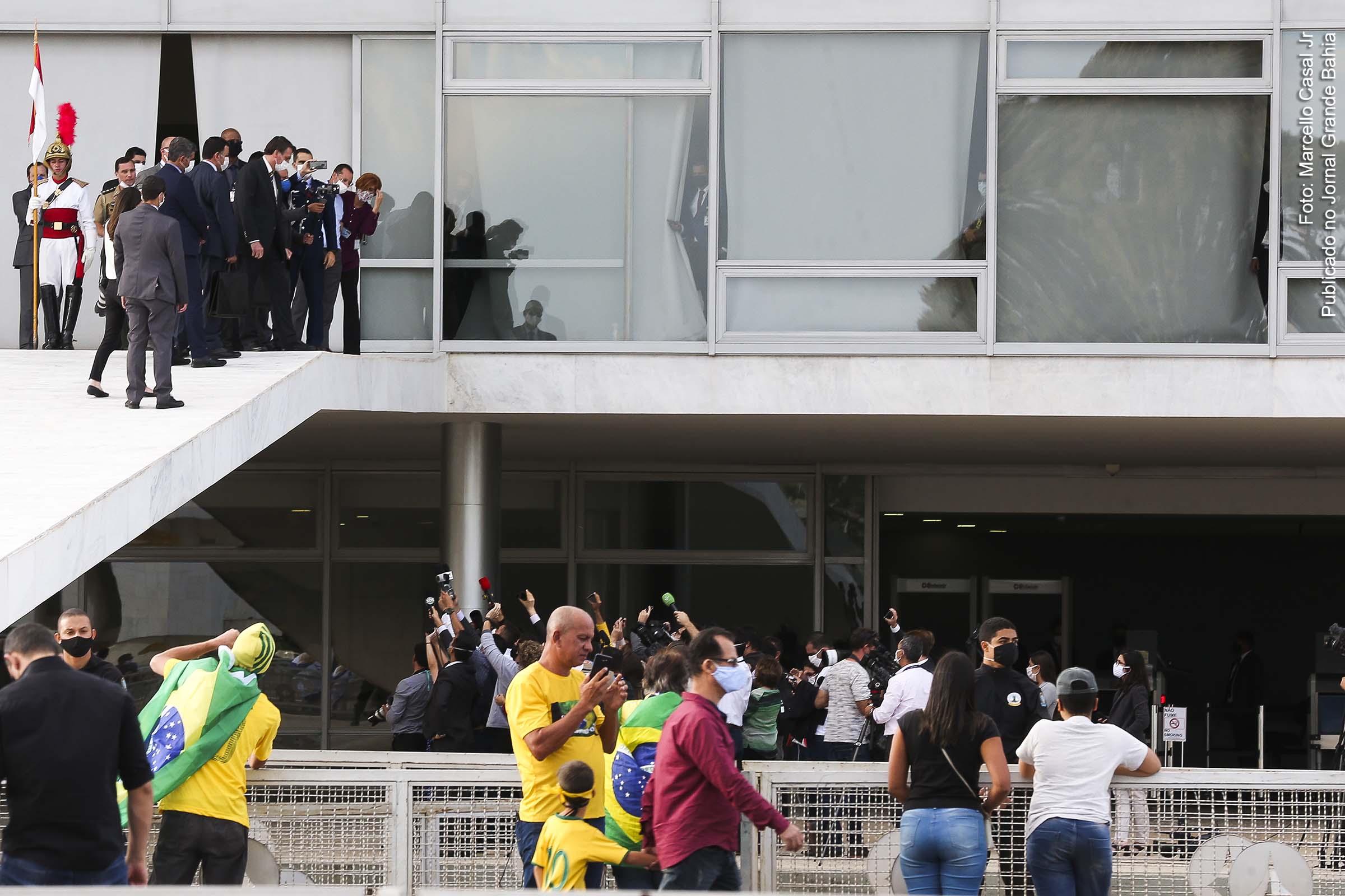 Presidente fala à imprensa da rampa do Palácio do Planalto. Beligerância de Jair Bolsonaro contra imprensa é reproduzido por seguidores.