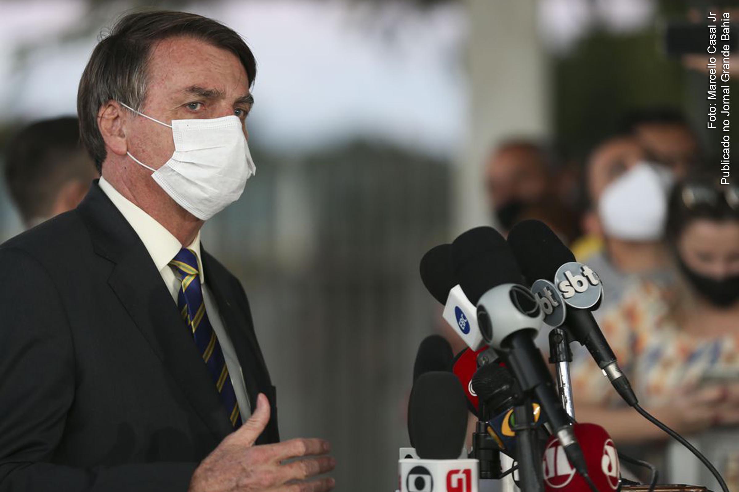 Presidente Jair Bolsonaro fala à imprensa no Palácio da Alvorada.