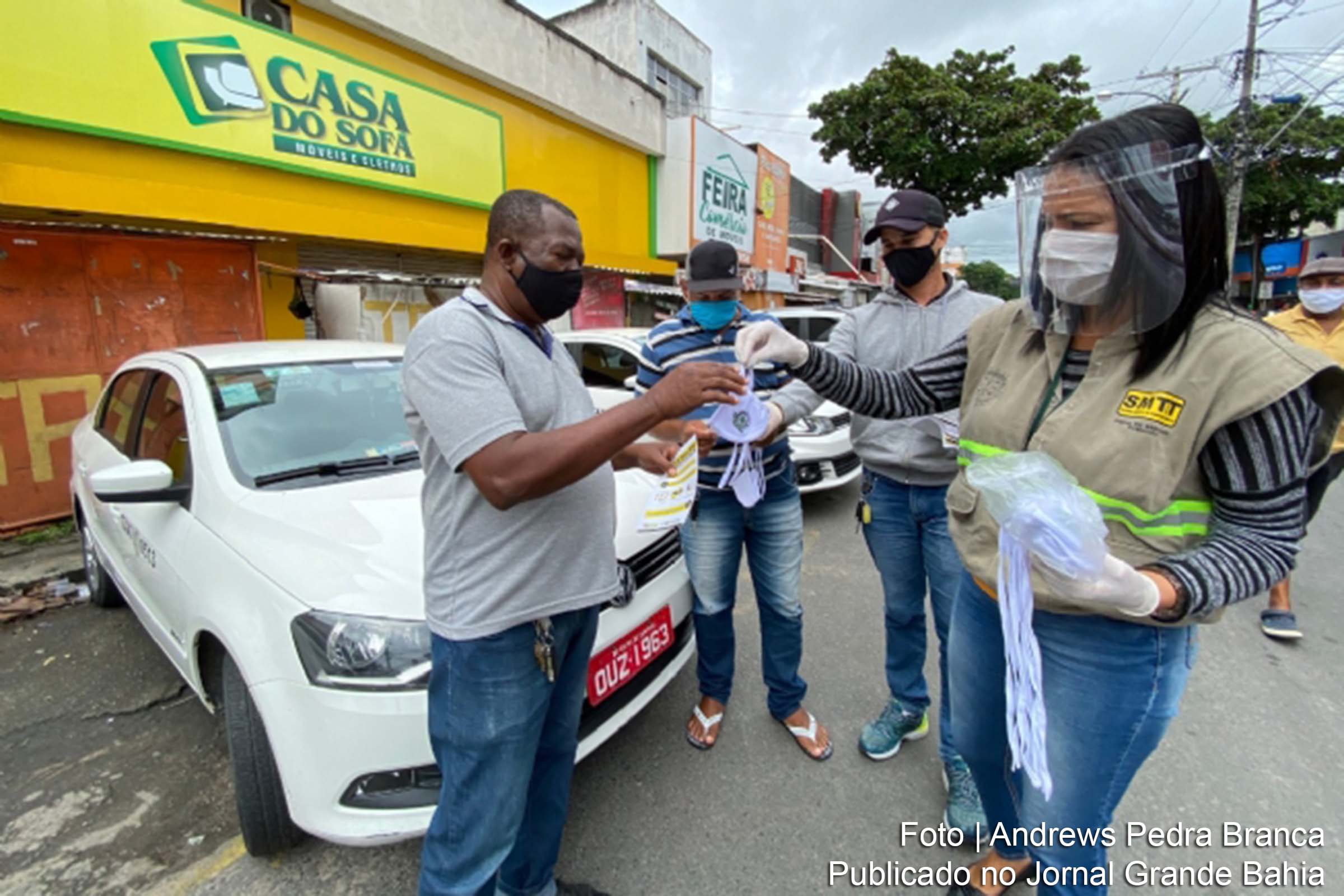 Os 1350 taxistas que atuam no Serviço de Transporte Individual de Passageiros por Táxi em Feira de Santana, estão recebendo máscaras de tecido com dupla camada e panfletos educativos com orientações preventivas à Covid-19.