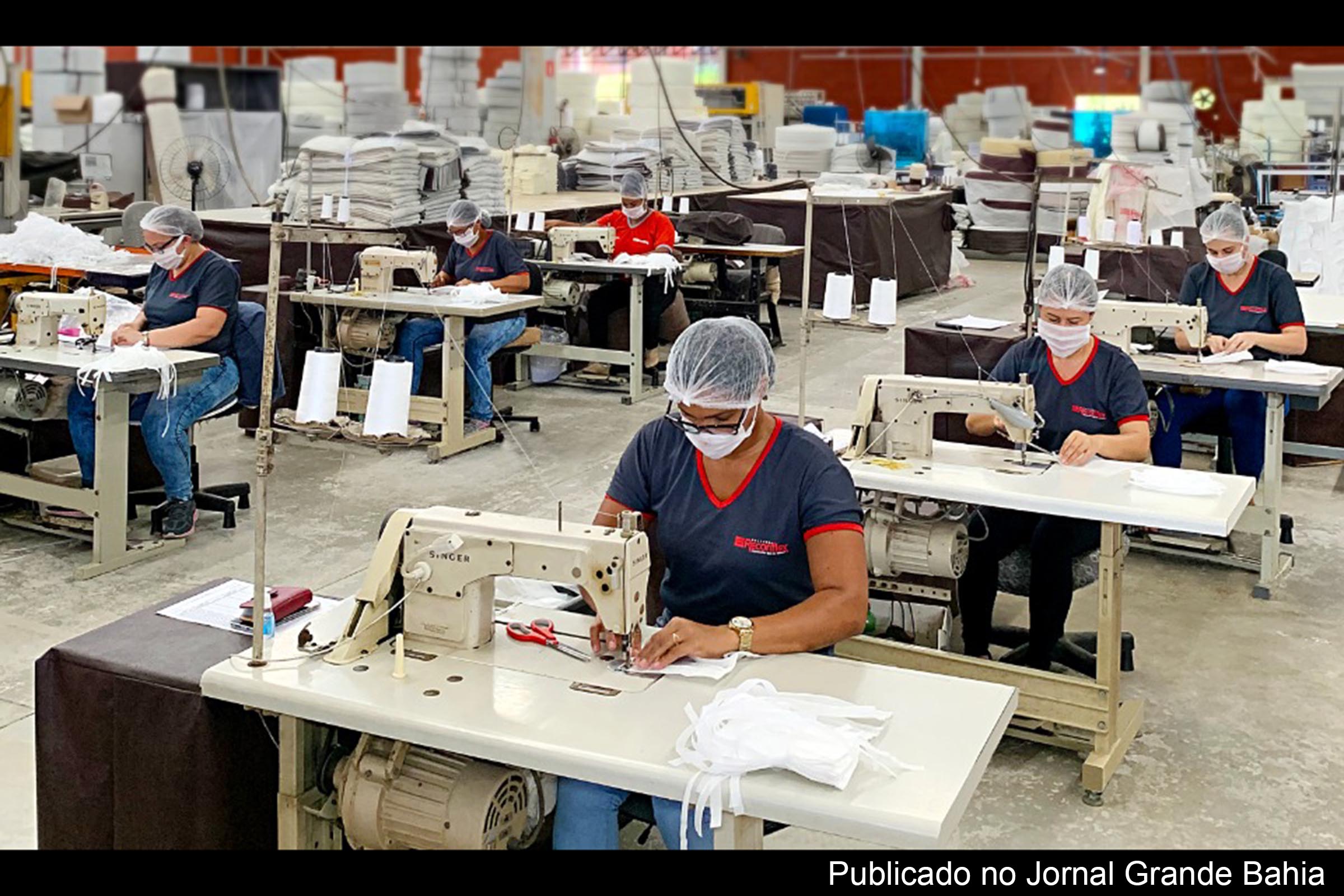Trabalhadoras da empresa de colchões Reconflex produzem máscaras de TNT.