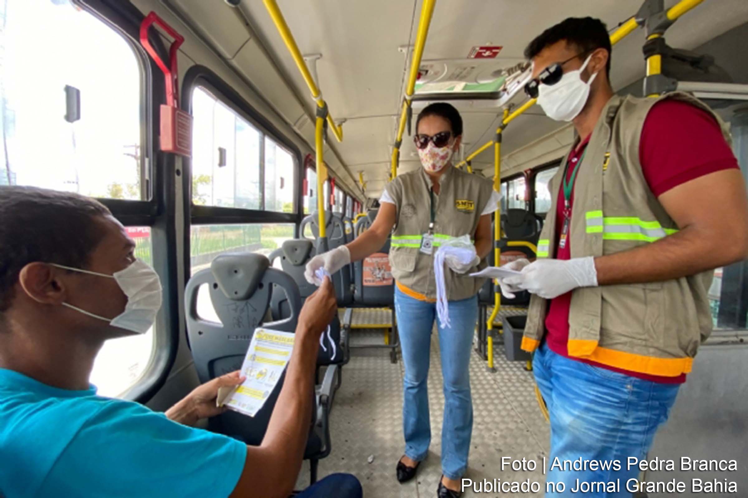 Usuários do sistema de transporte coletivo de Feira de Santana receberam máscaras e orientações preventivas à Covid-19.