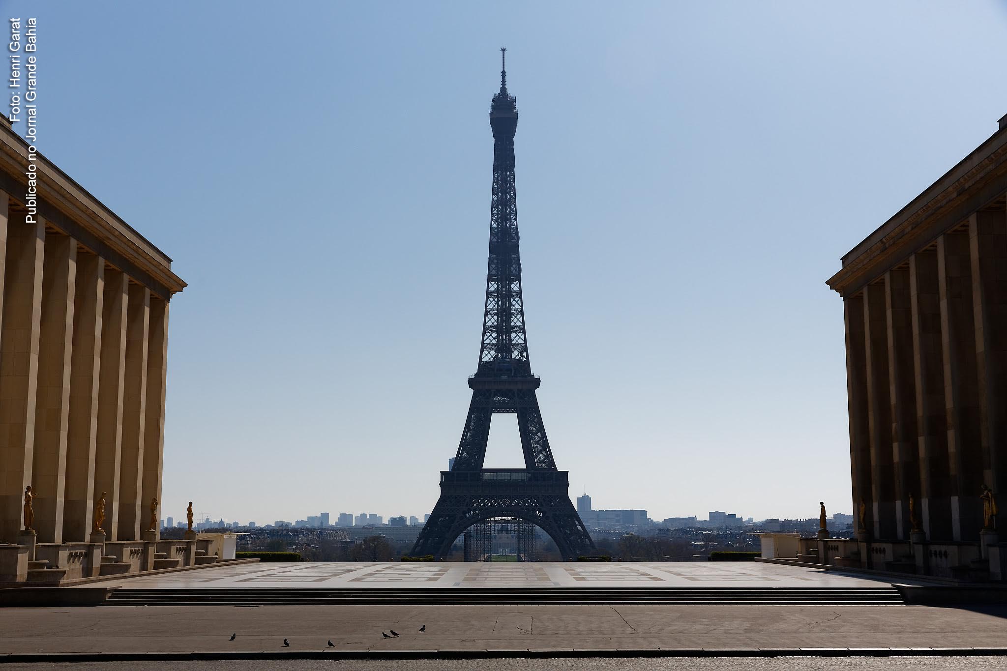 Vista da cidade de Paris, capital da França, em tempo de isolamento social, nesta quinta-feira (30/04/2020).