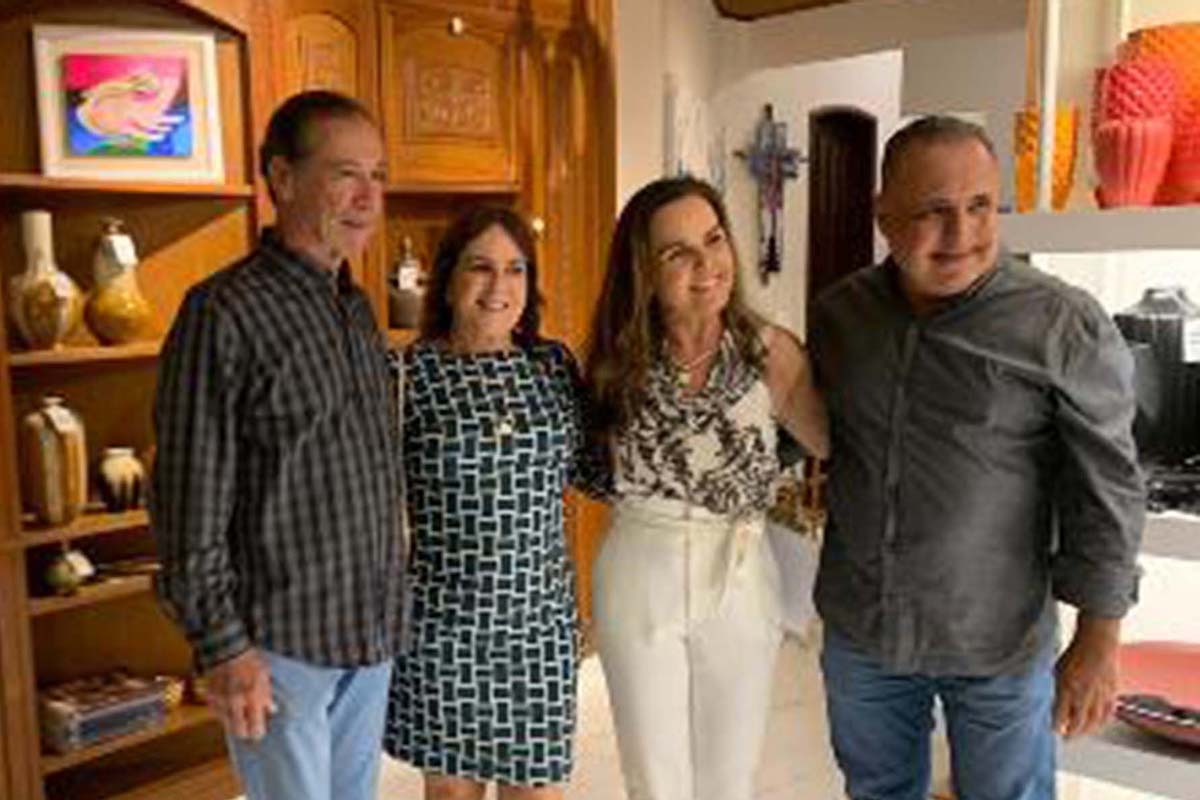 O artista plástico Gil Mario e Ligia Mota com o empresário José Francisco Pinto e sua esposa Tercia, em sociedade.