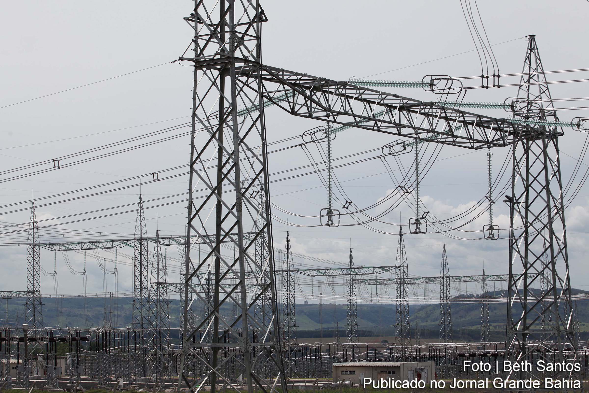Sistema elétrico do Brasil é dolarizado e cobra elevado valor das contas de energia.