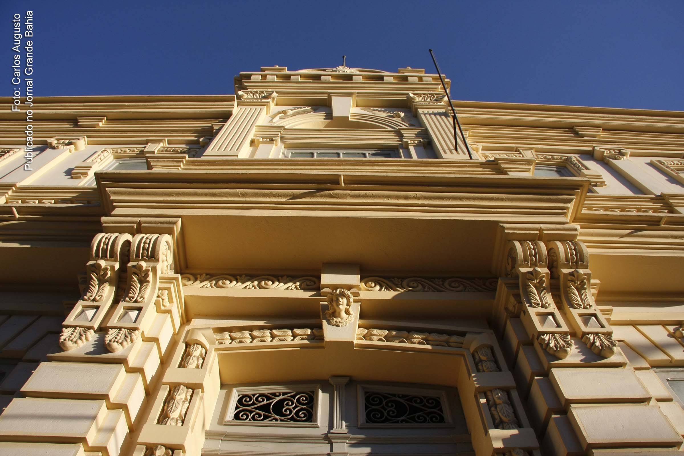Detalhe da fachada do Paço Maria Quitéria, edifício-sede da Prefeitura Municipal de Feira de Santana (PMFS).