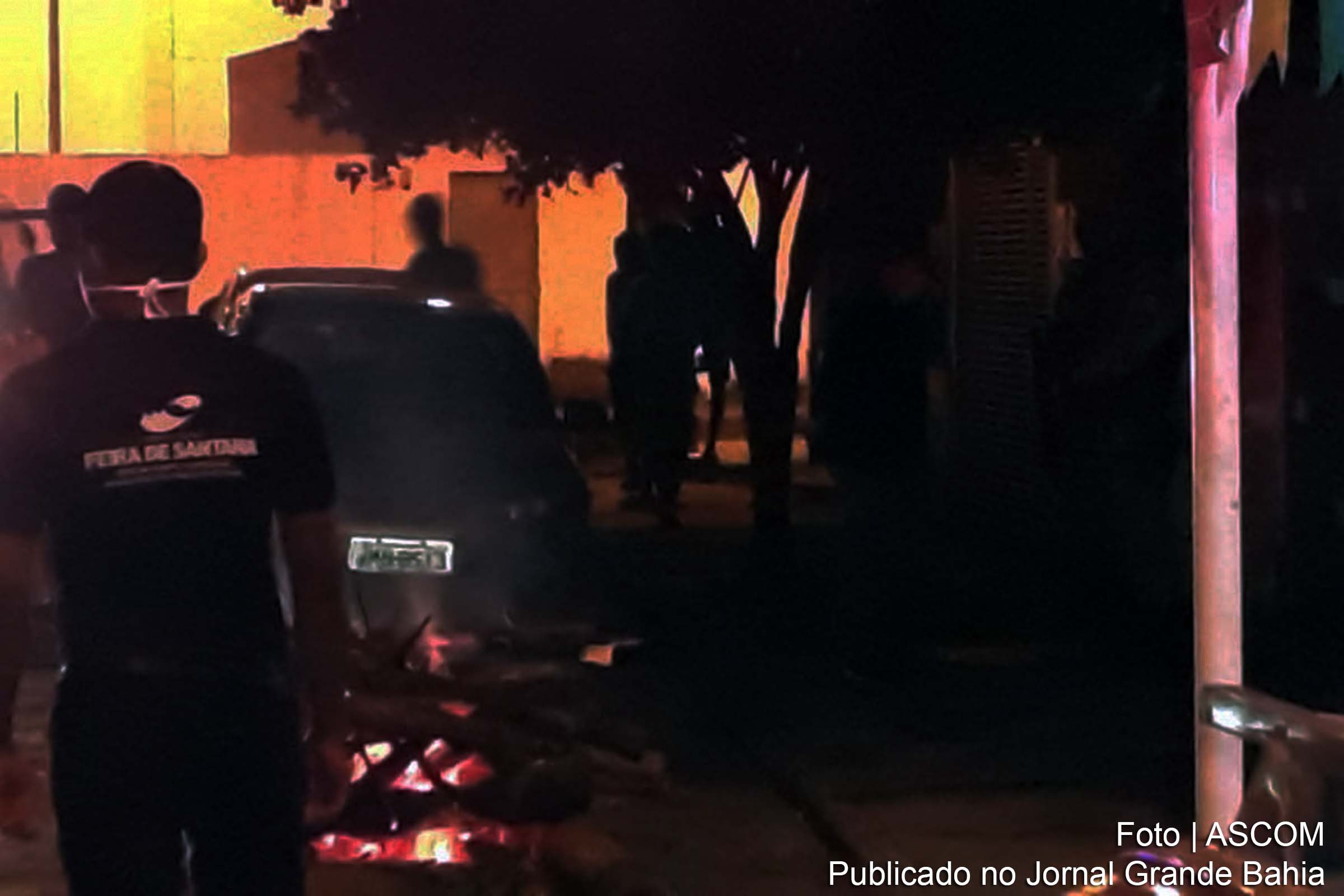 A equipe não se concentrou apenas em fiscalizar as fogueiras. Eles também estavam atentos a bares e restaurantes que insistiam em funcionar, mesmo com a proibição.