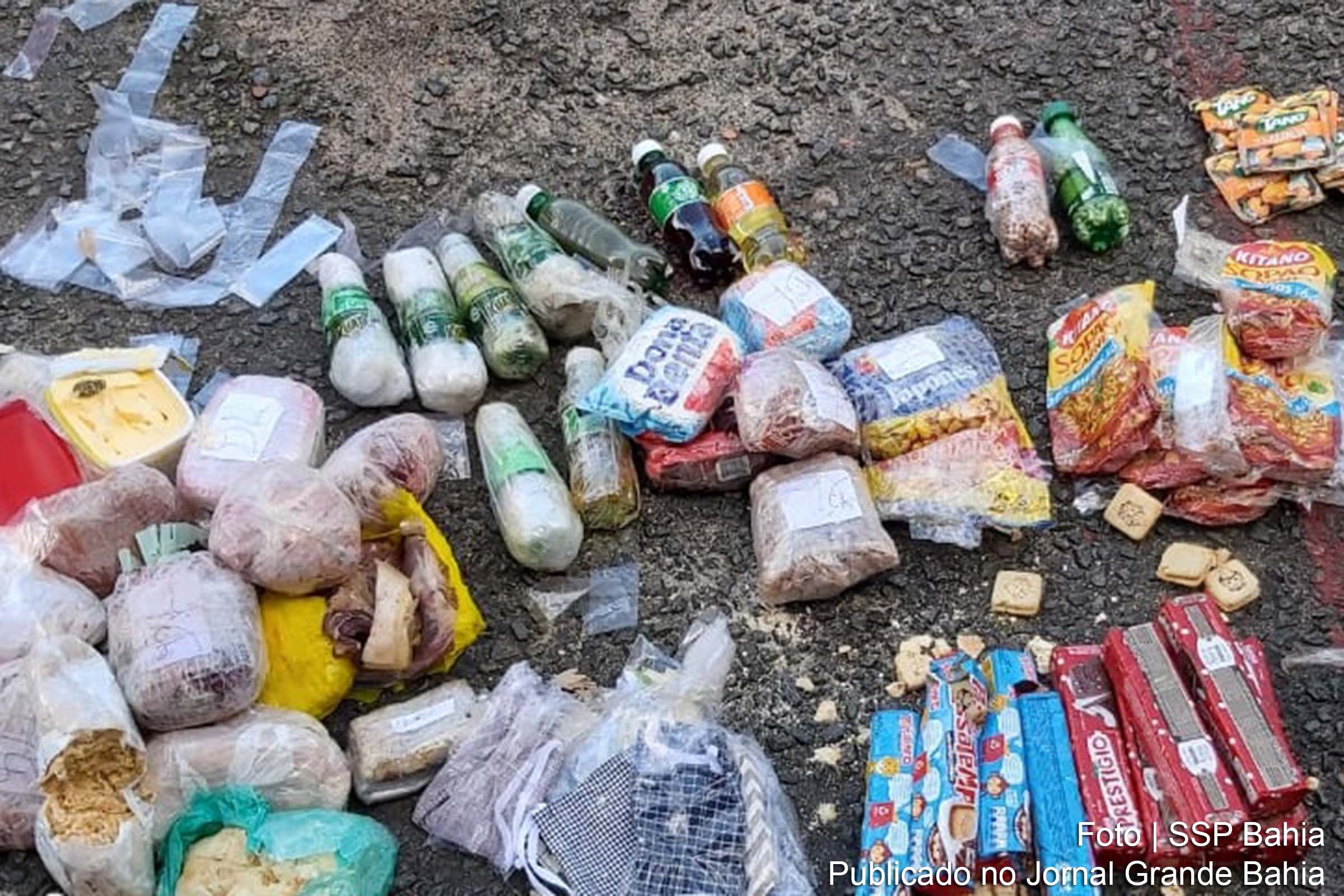 Foram apreendidos alimentos com drogas escondidas que seriam enviadas ao presídio. Todo material apreendido foi encaminhado para ser incinerado.