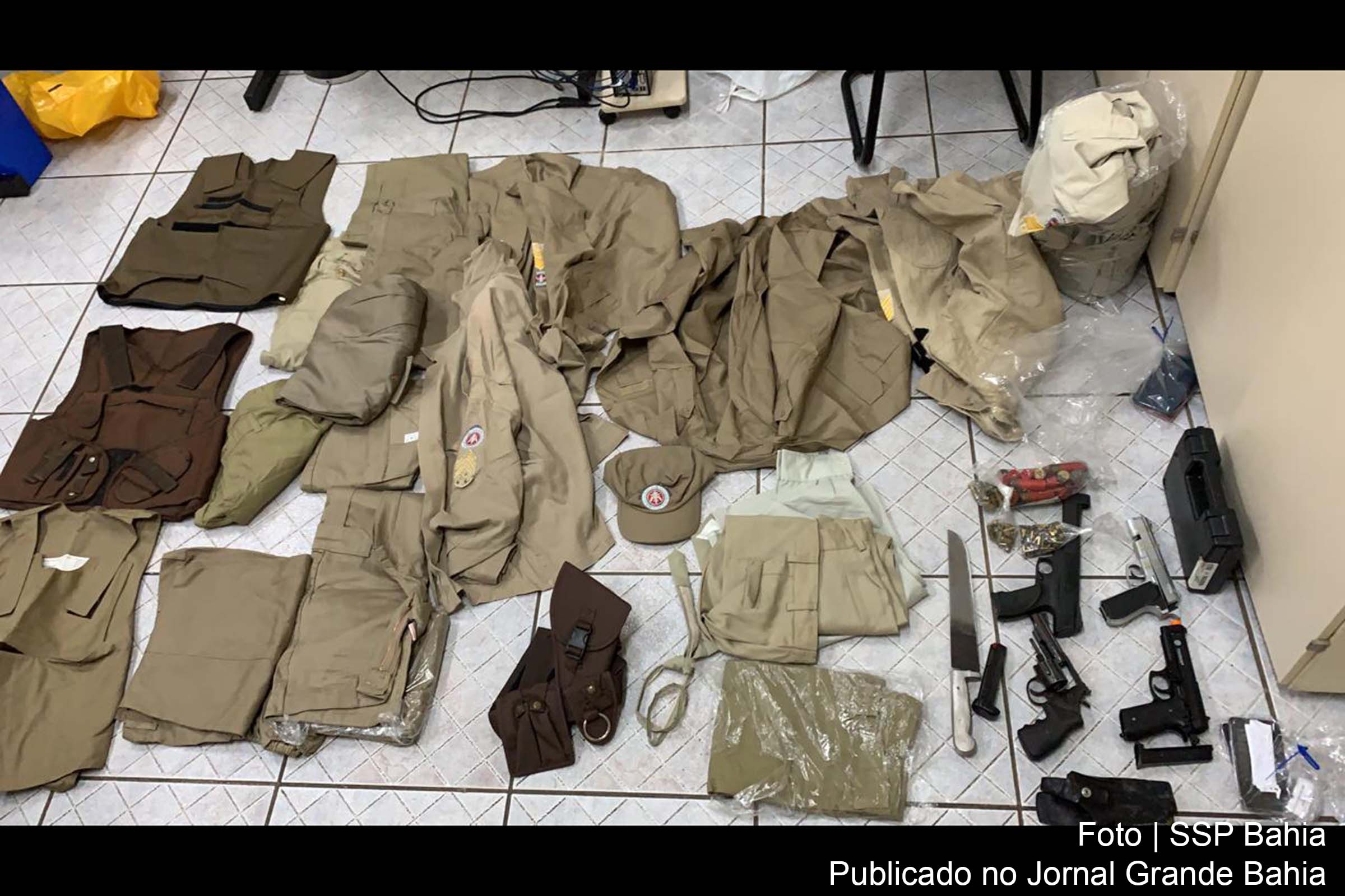 Foram apreendidos um revólver calibre 38, munições, coletes balísticos, algemas, fardas da PM, entre outros objetos.