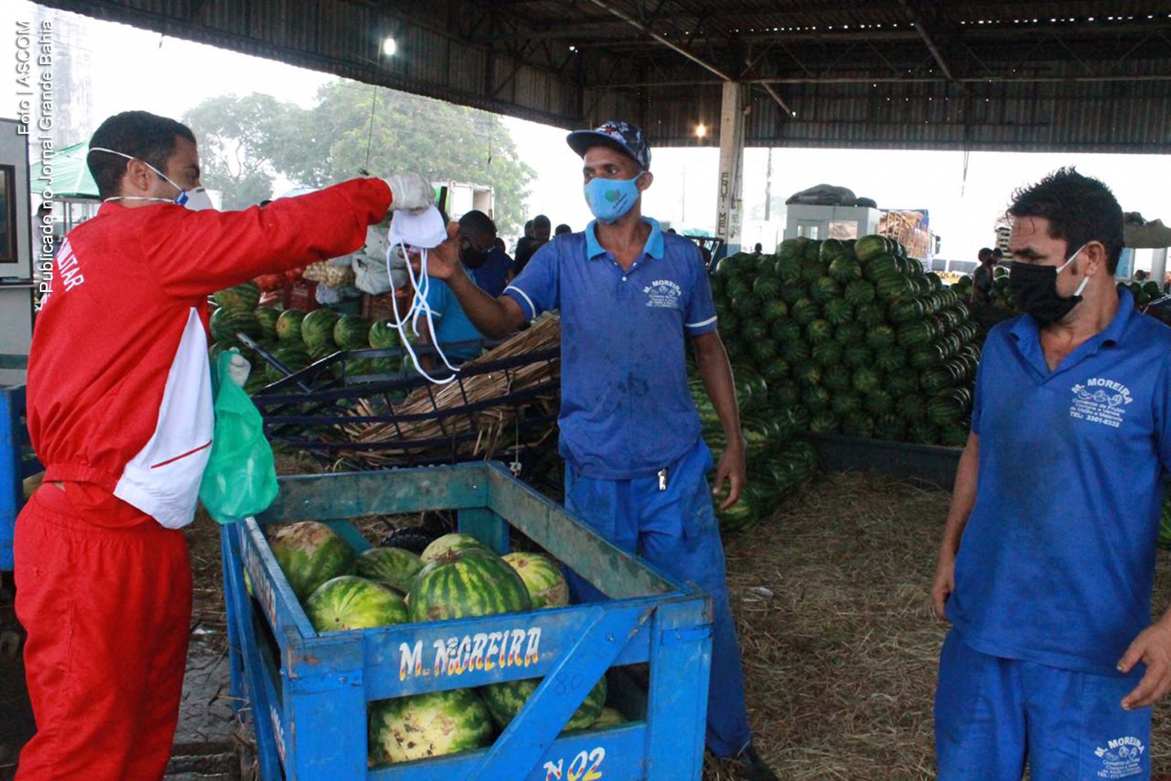 Governo da Bahia distribui mascaras de proteção facial como forma de prevenção à Covid-19.