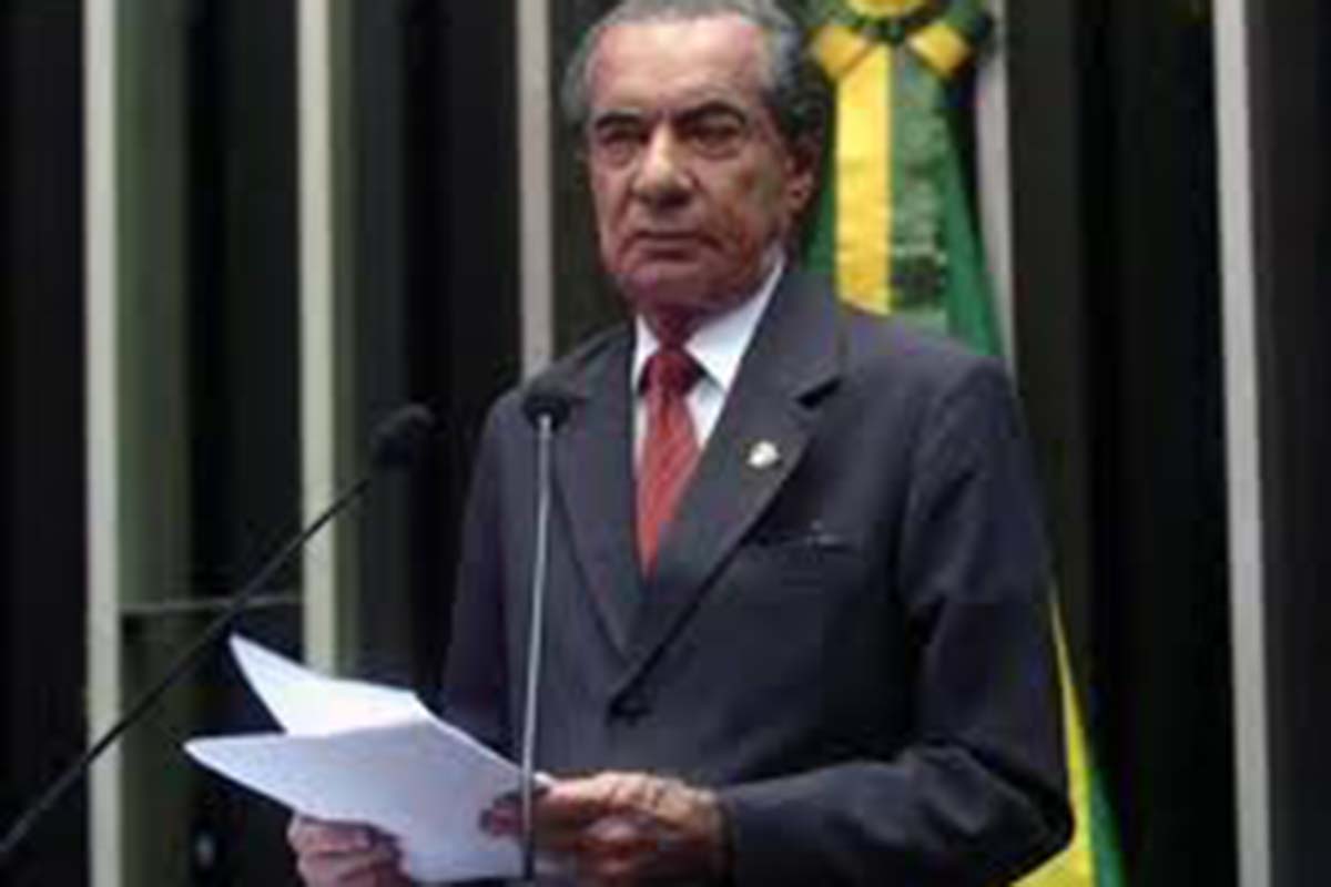 O maior político da história de Feira de Santana, João Durval deverá ser homenageado, preferencialmente com uma estátua na avenida que leva o seu nome.