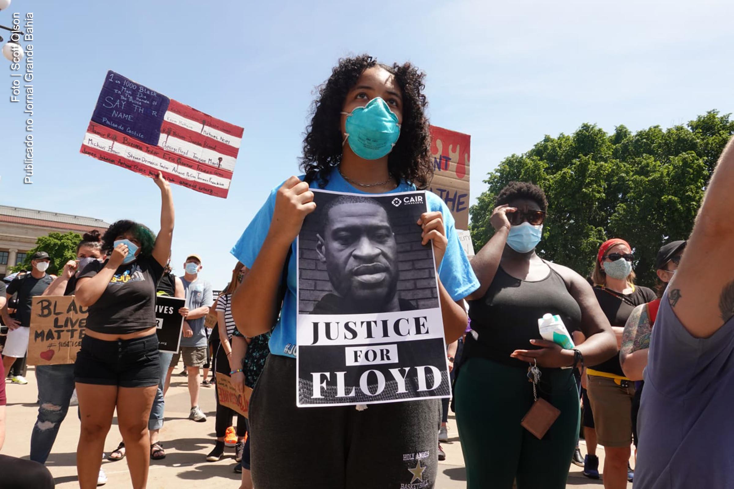 Manifestantes protestam fora do edifício da capital do estado em 31 de maio de 2020 após a morte de 25 de maio de George Floyd em St. Paul, Minnesota.
