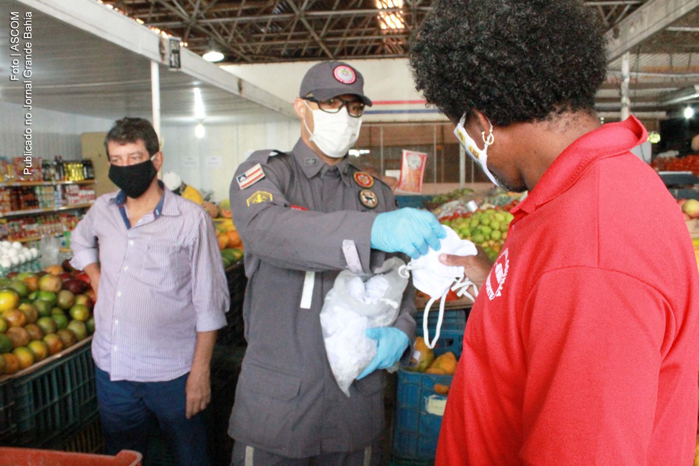 Membros dos Corpos de Bombeiros realizam distribuição de máscaras no Mercando do Ogunjá, em Salvador.
