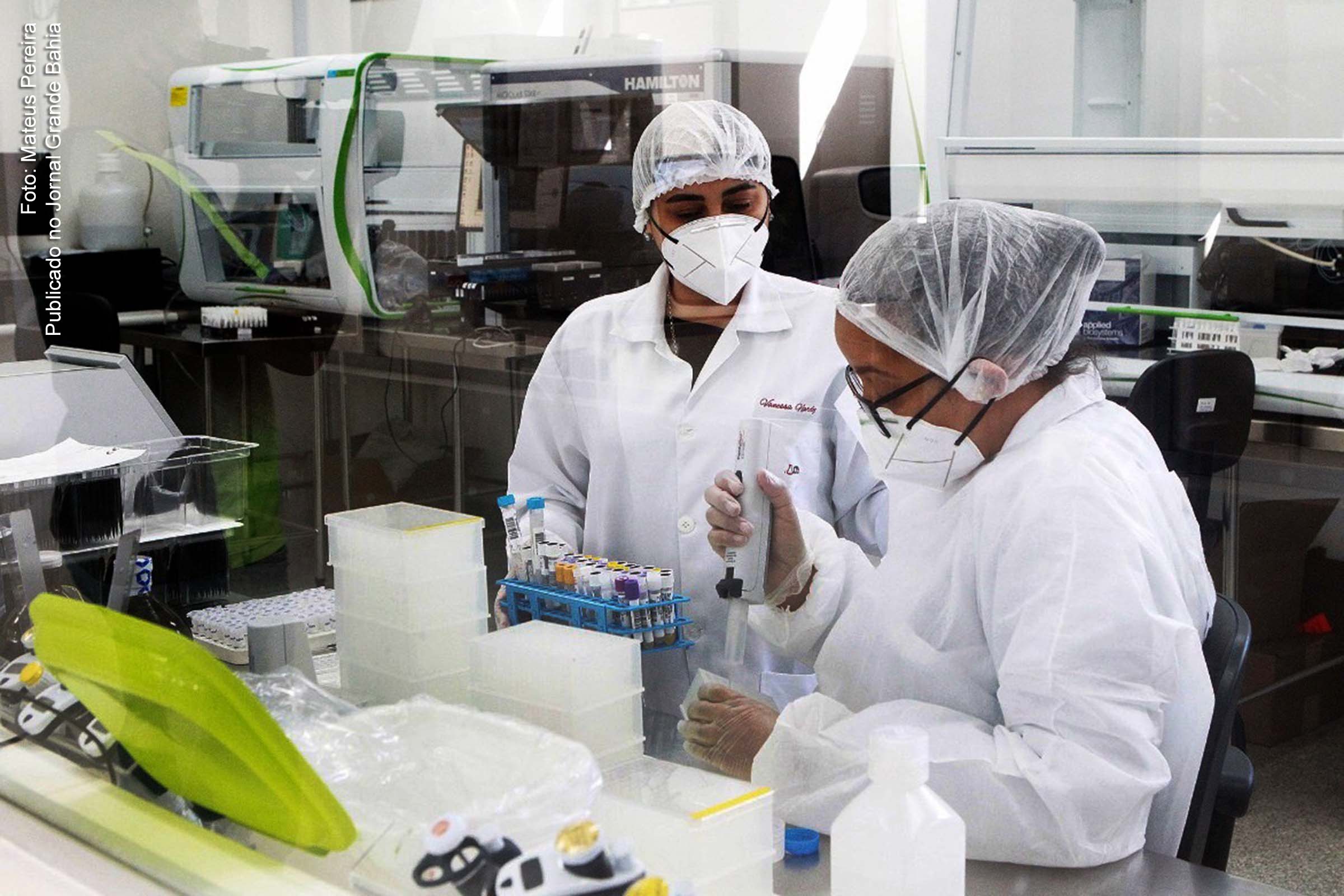 Profissionais que atuam no Lacen Bahia testam amostras de sangue para verificação de incidência da Covid-19.