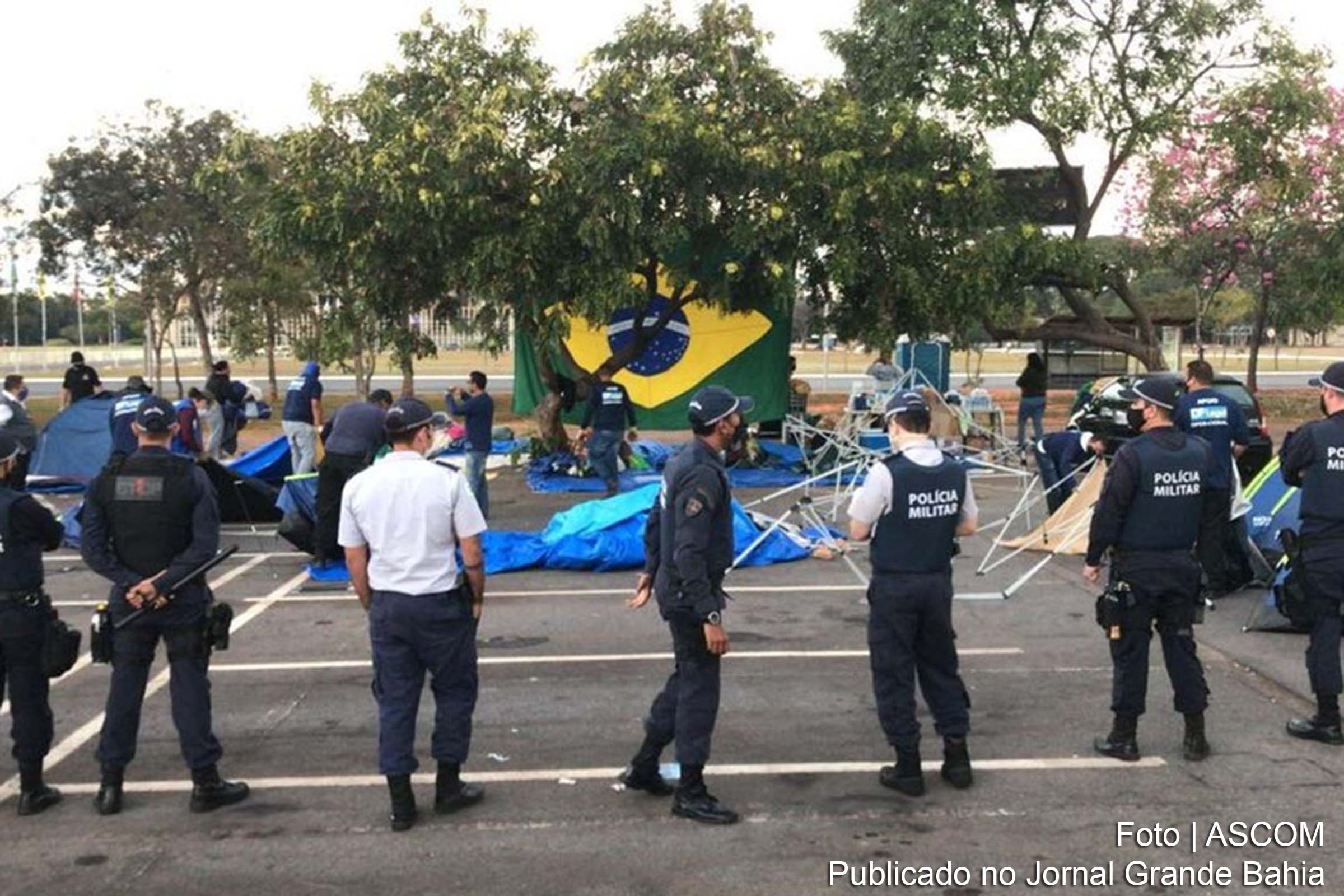 Milícia bolsonarista constrange República.