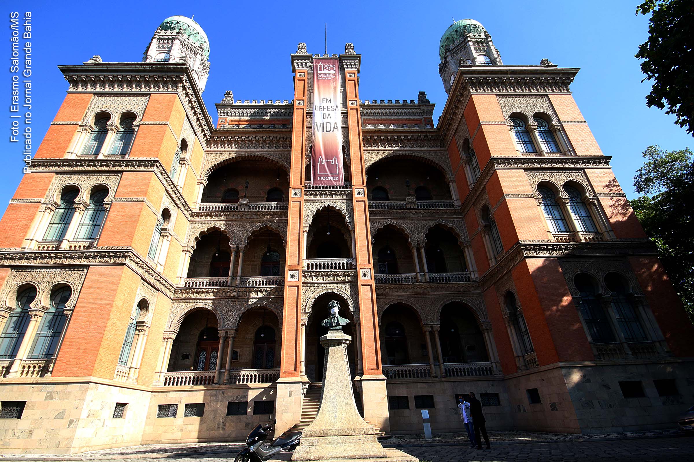 Vista da fachada do edifício-sede da Fundação Oswaldo Cruz.