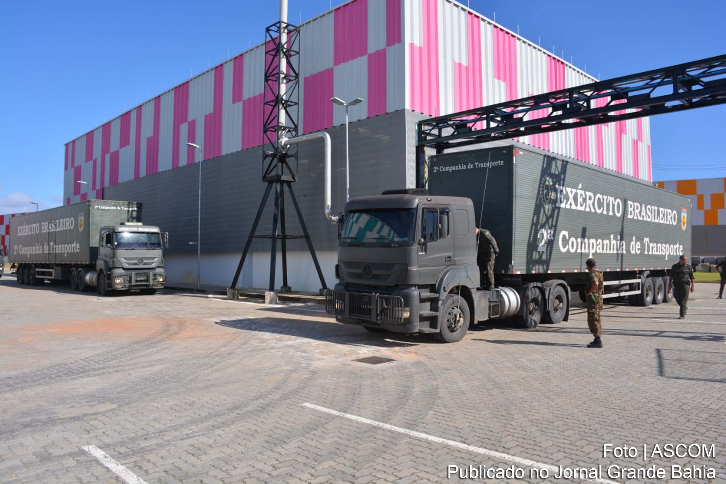 2ª Companhia de Transporte do Exército Brasileiro realiza entrega. O álcool foi doado pela União da Indústria de Cana-de-Açúcar (Unica) e será empregado na sanitização de hospitais e centros de saúde da capital e do interior da Bahia.