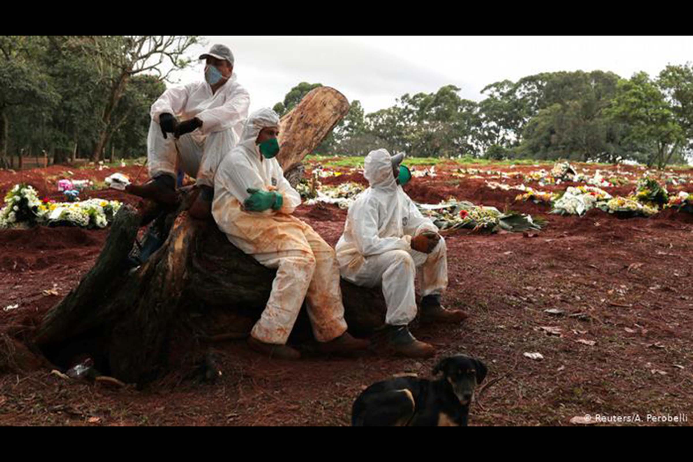Funcionários de cemitério em São Paulo. Estado lidera em número de casos e mortes. Brasil registrou mais 884 óbitos nas últimas 24 horas, segundo dados das secretarias de Saúde. Quase 29 mil novas infecções foram confirmadas no mesmo período, e total de casos já passa de 2 milhões.