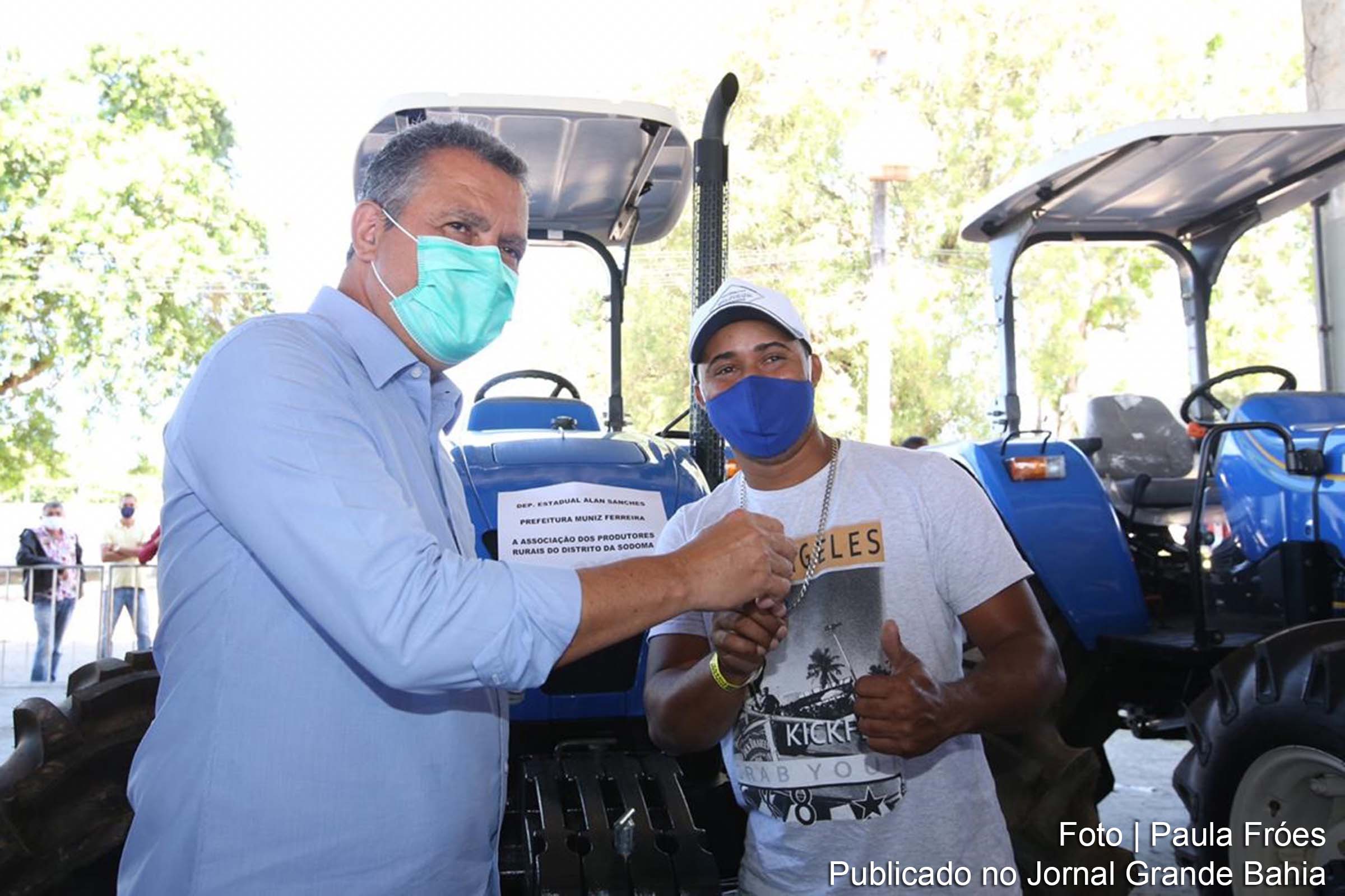 Governador Rui Costa entrega equipamentos agrícolas para cooperativas da Bahia no Parque de Exposições em Salvador.
