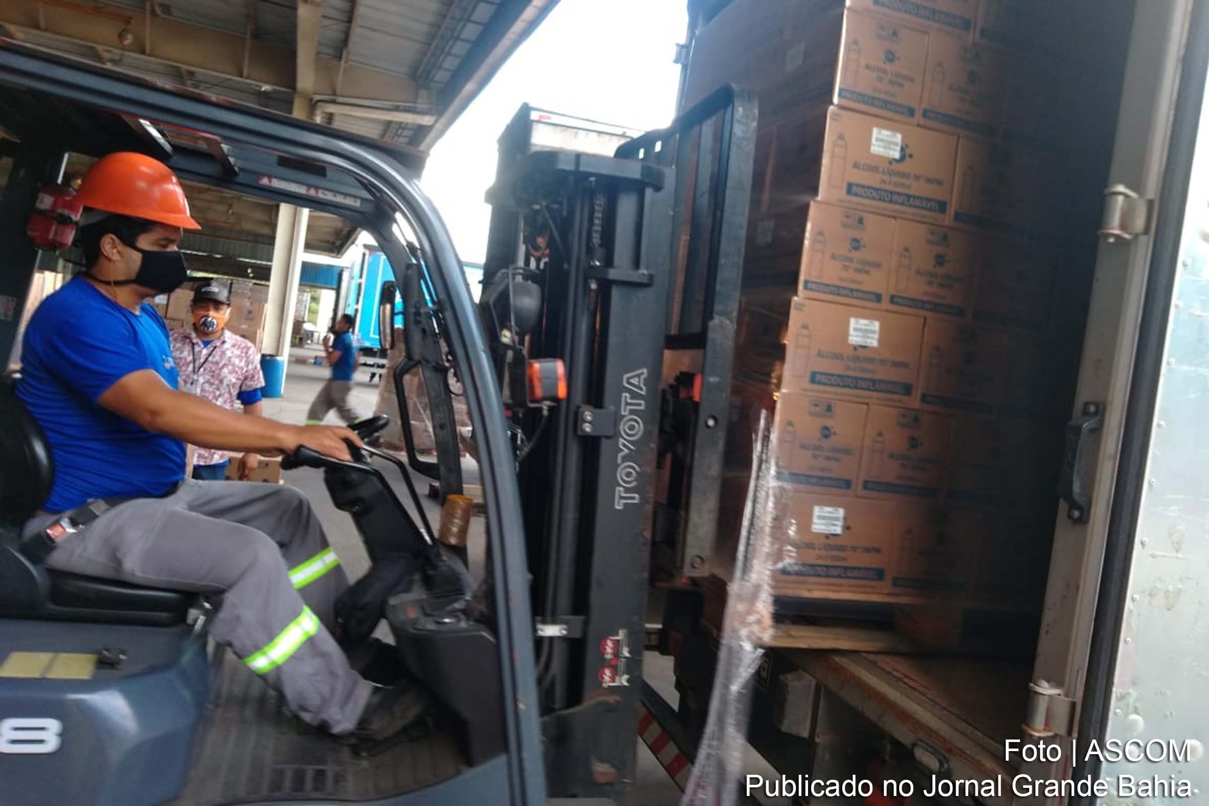 Governo da Bahia repassa doação da Ypê no valor álcool líquido para a rede pública de saúde.