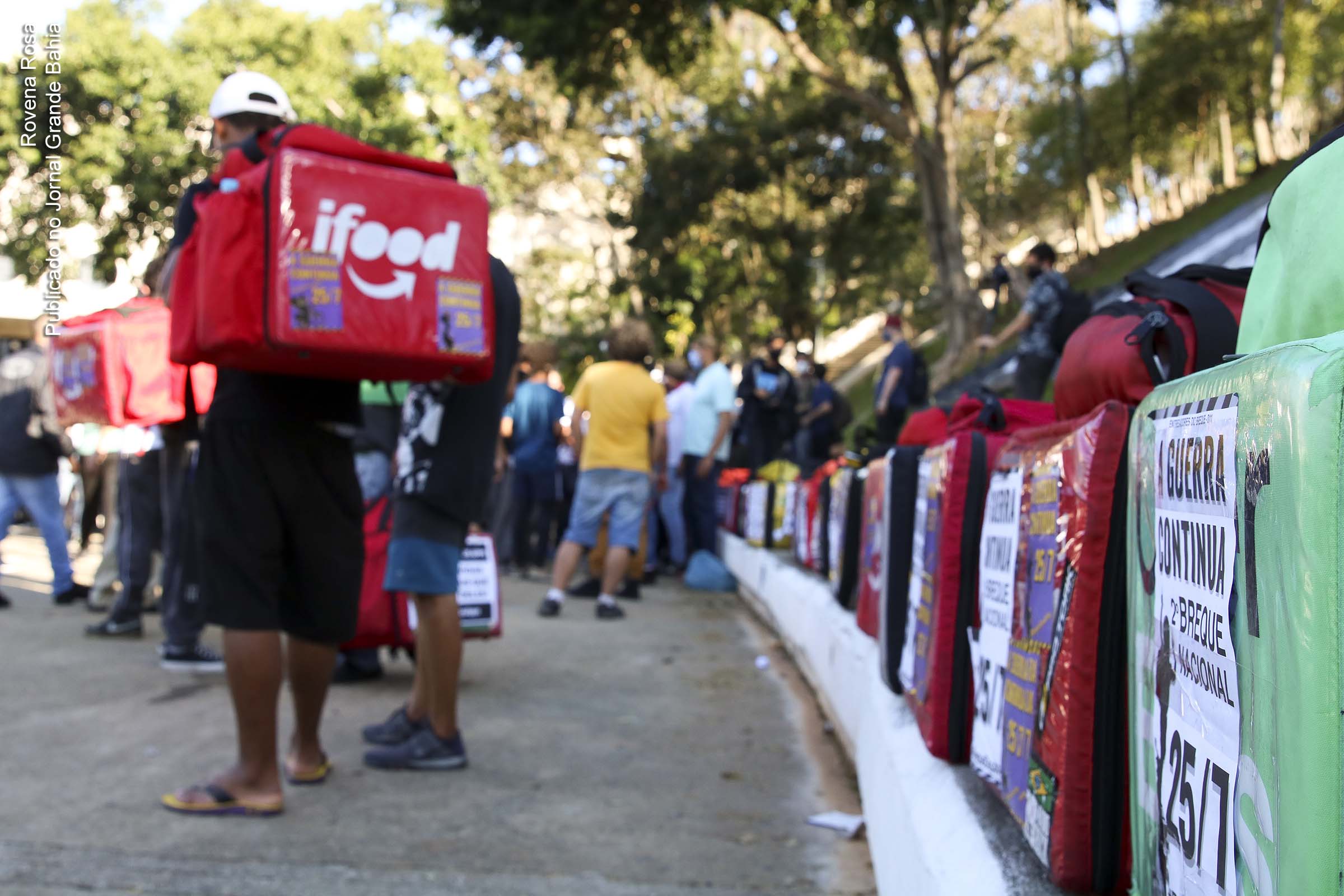 Paralisação dos entregadores de aplicativo na praça Charles Miller, Pacaembu, em São Paulo, neste sábado (25/07/2020).