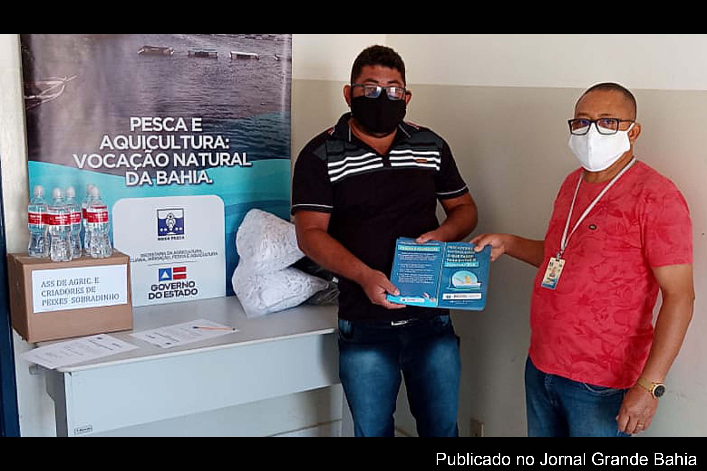 Pescadores e marisqueiras recebem máscaras de proteção viral e álcool em gel do Governo Rui Costa.