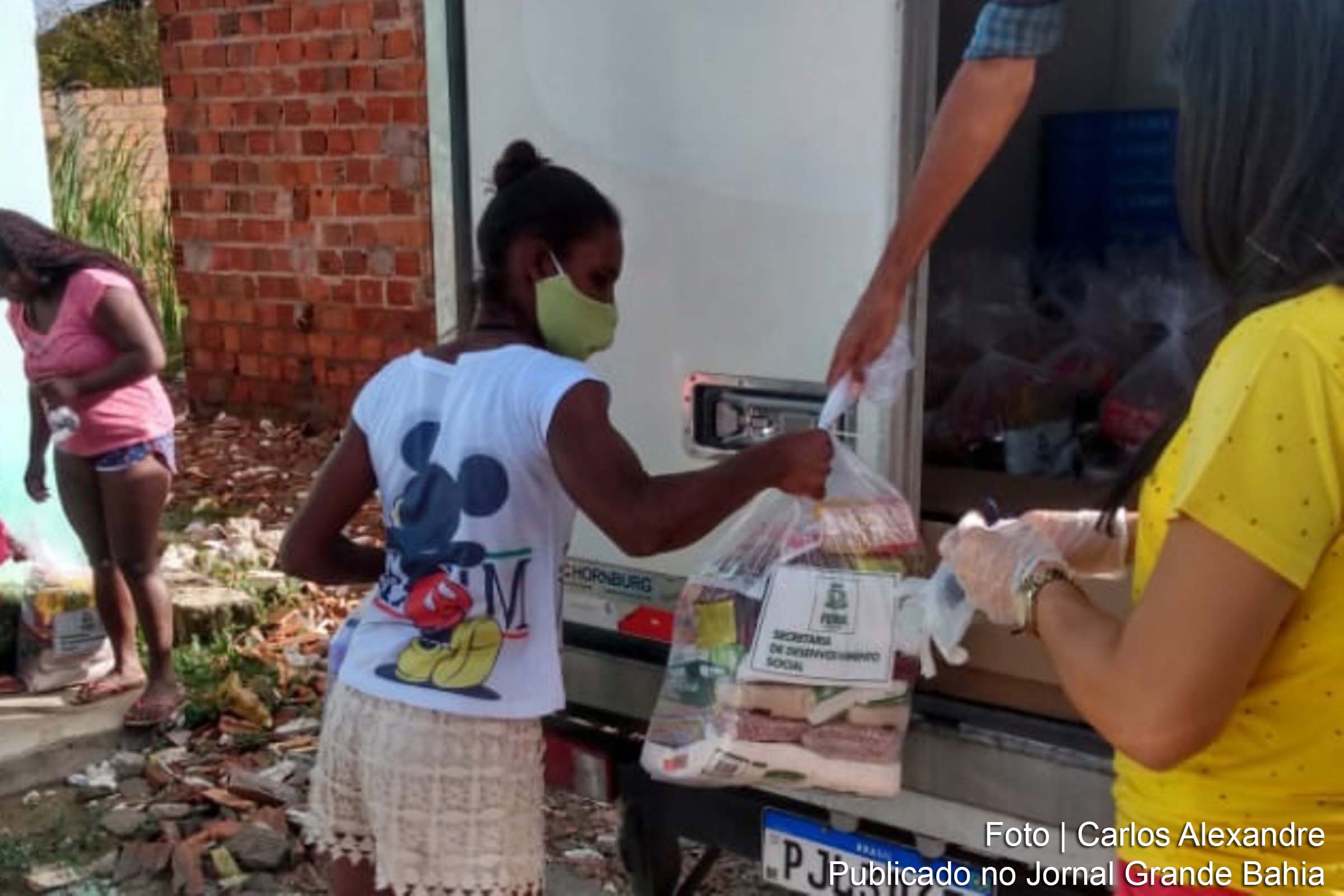 Cerca de 40 famílias de baixo poder aquisitivo, residentes na comunidade da Portelinha, no Bairro Parque Lagoa Subaé foram contempladas pelo Governo do prefeito Colbert Martins Filho com a distribuição de cestas básicas.