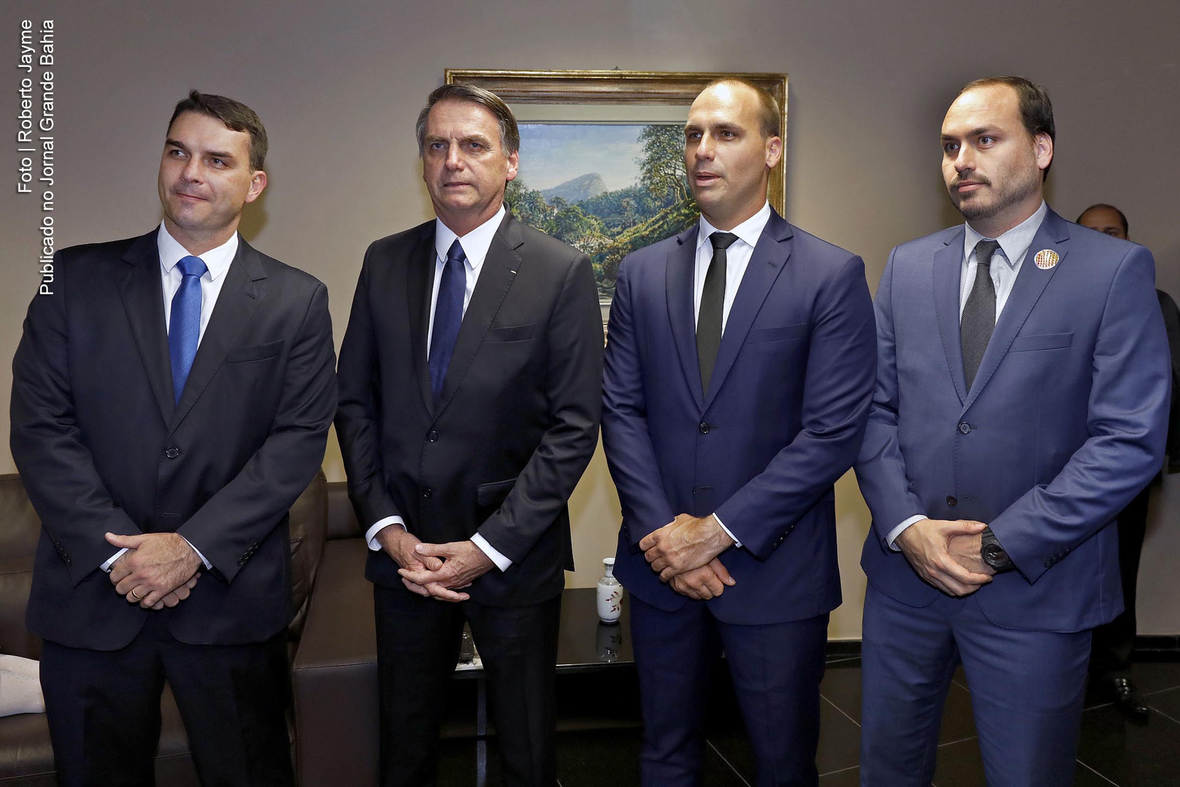 Presidente Jair Bolsonaro ao lado dos filhos Flávio, Eduardo e Carlos Bolsonaro.