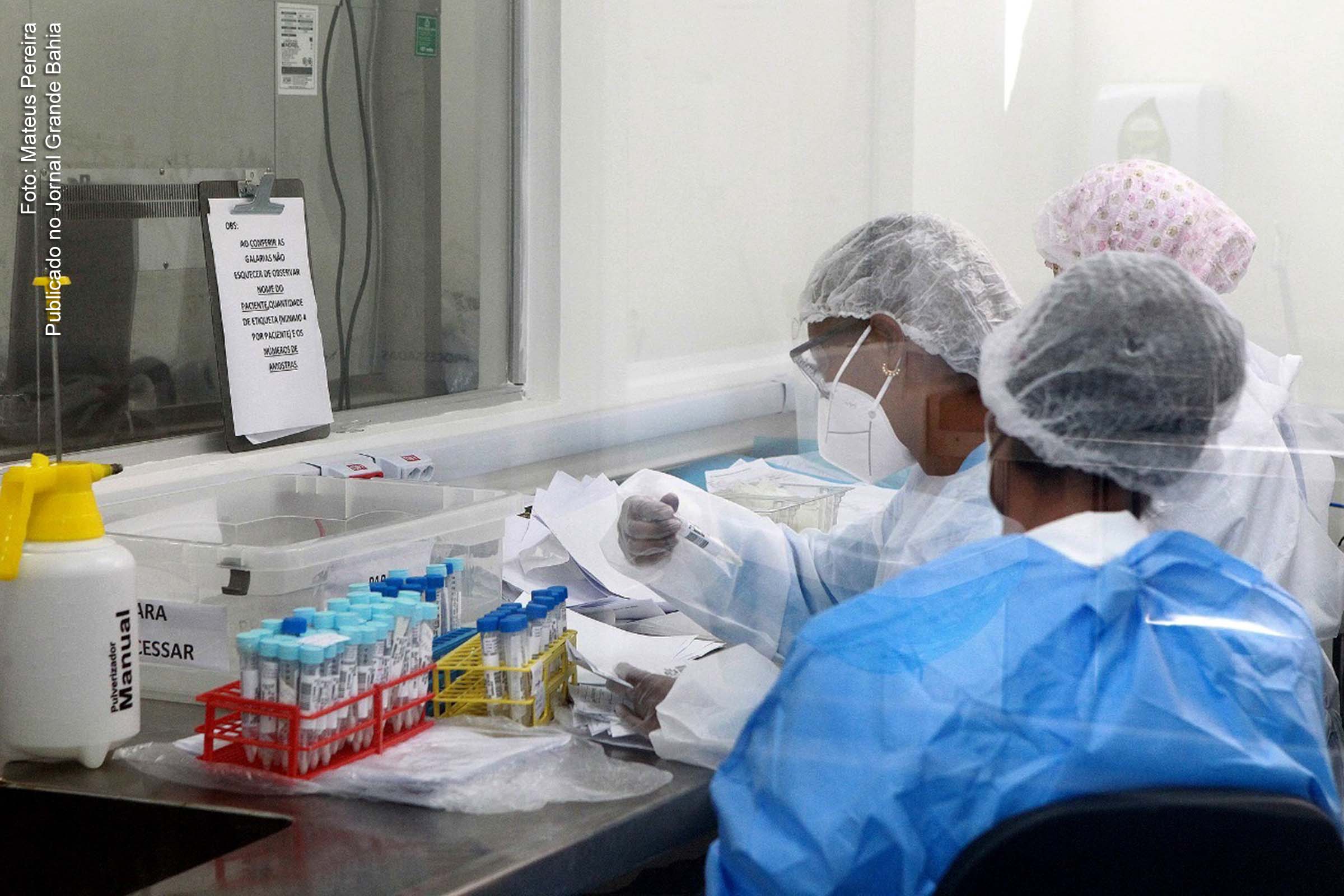 Técnicos do Lacen Bahia testam amostras de sangue para verificação de infecção pelo SARS-CoV-2, coronavírus causador da Covid-19.
