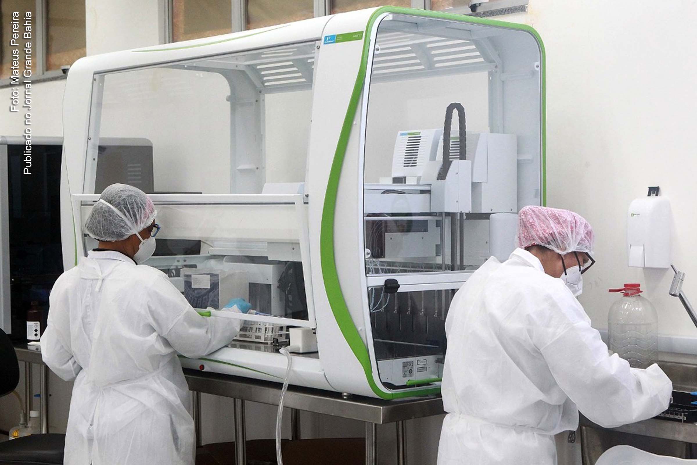 Técnicos do Lacen Bahia testam amostras de sangue para verificação de infecção pelo Sars-CoV-2, coronavírus causador da Covid-19 e informam o resultado à gestão municipal.