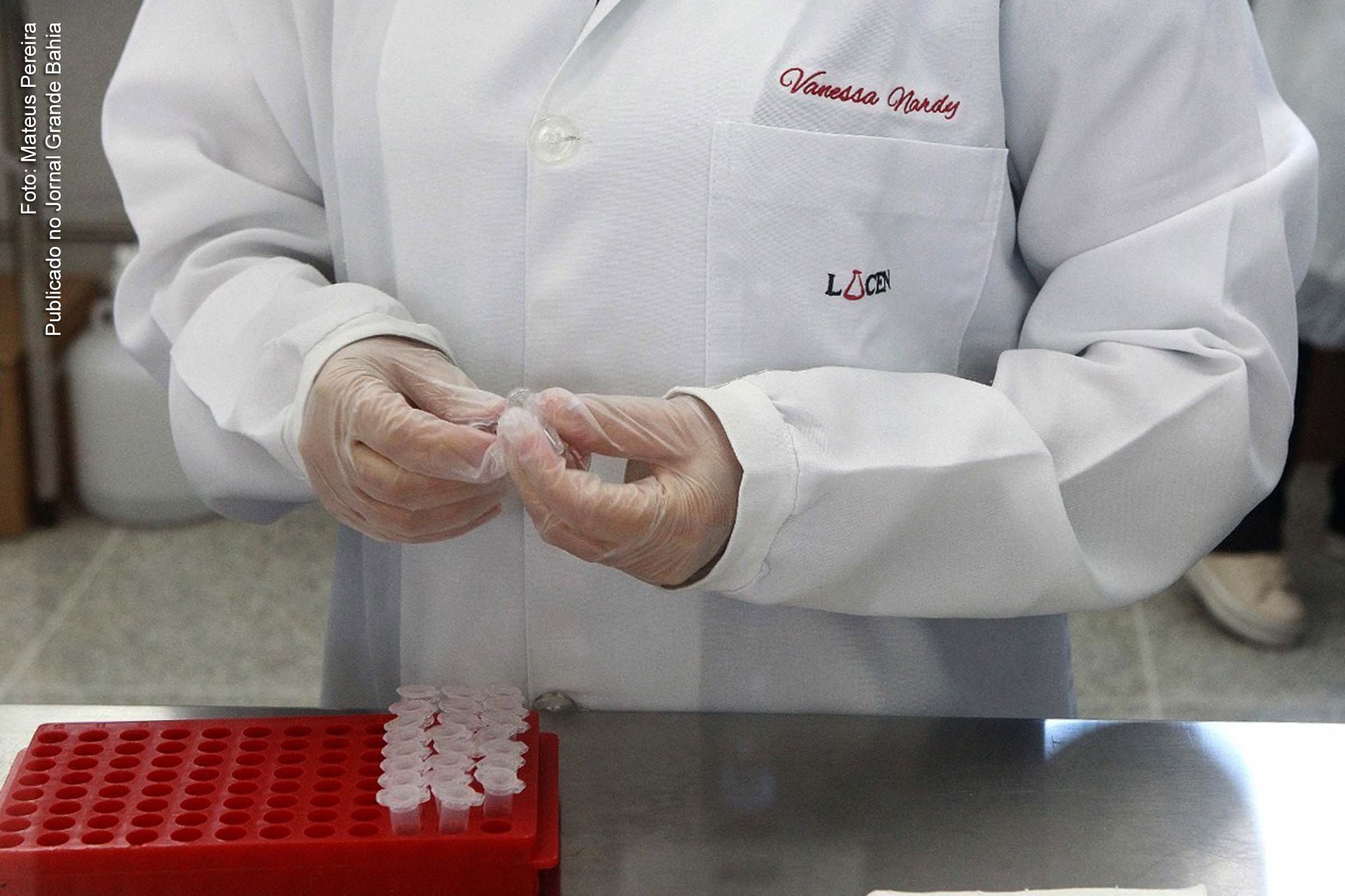 Técnicos do Lacen Bahia testam amostras de sangue para verificação de incidência da Covid-19.