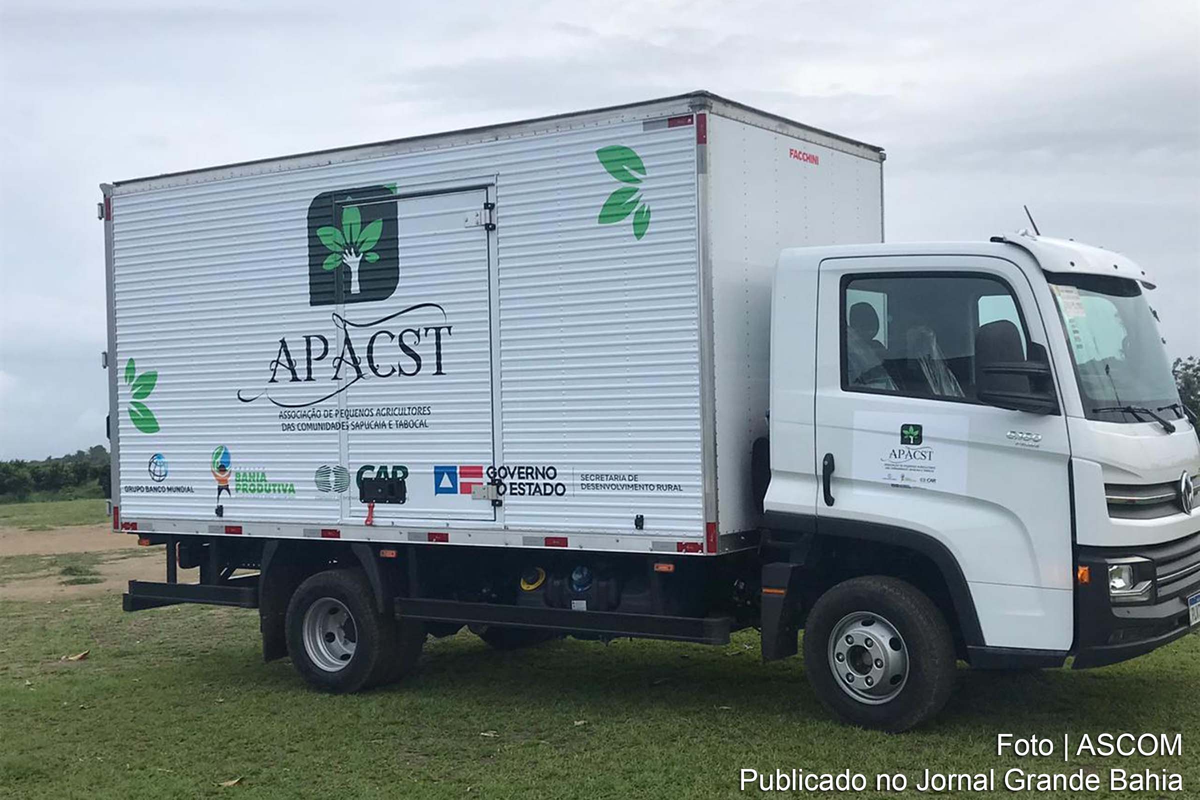 Agricultores familiares vinculados à APACST, no município de Santo Antônio de Jesus, celebram a chegada de um caminhão baú, entregue pelo Governo do Estado.