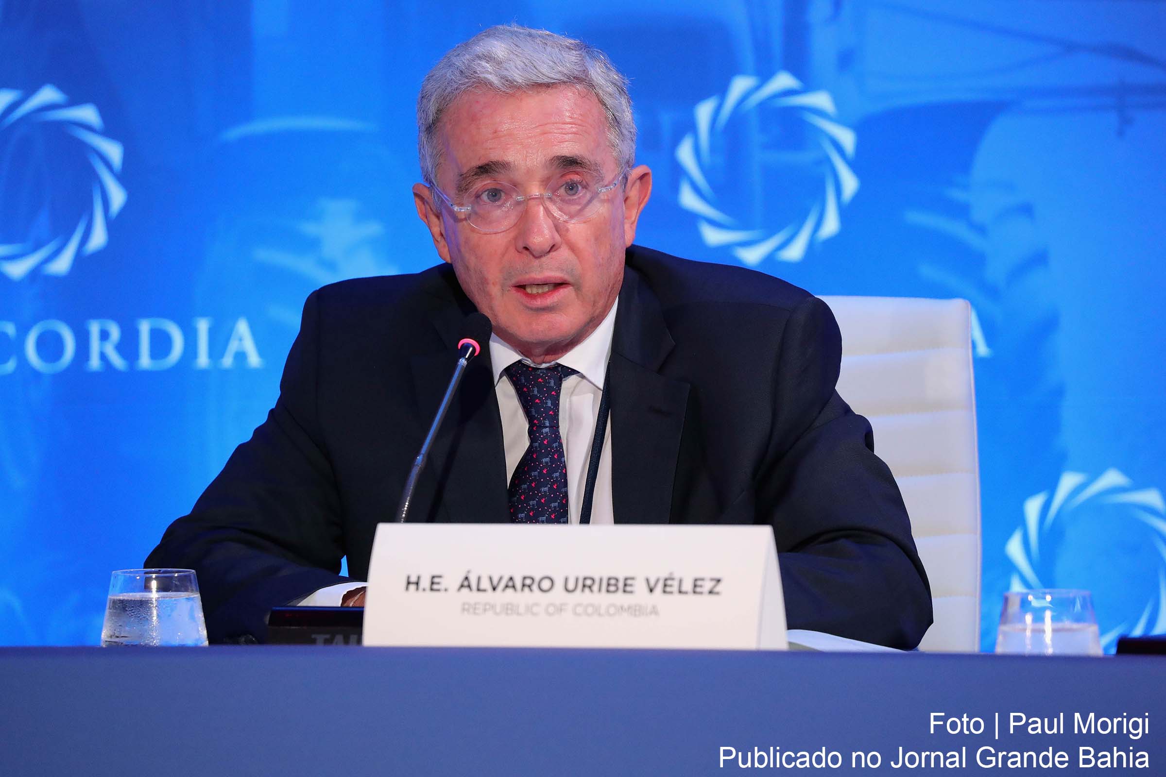 Álvaro Uribe é acusado de fraude processual e de subornar testemunhas para incriminar adversário político. Corte Suprema ordenou prisão domiciliar para o ex-mandatário, que governou o país entre 2002 e 2010.